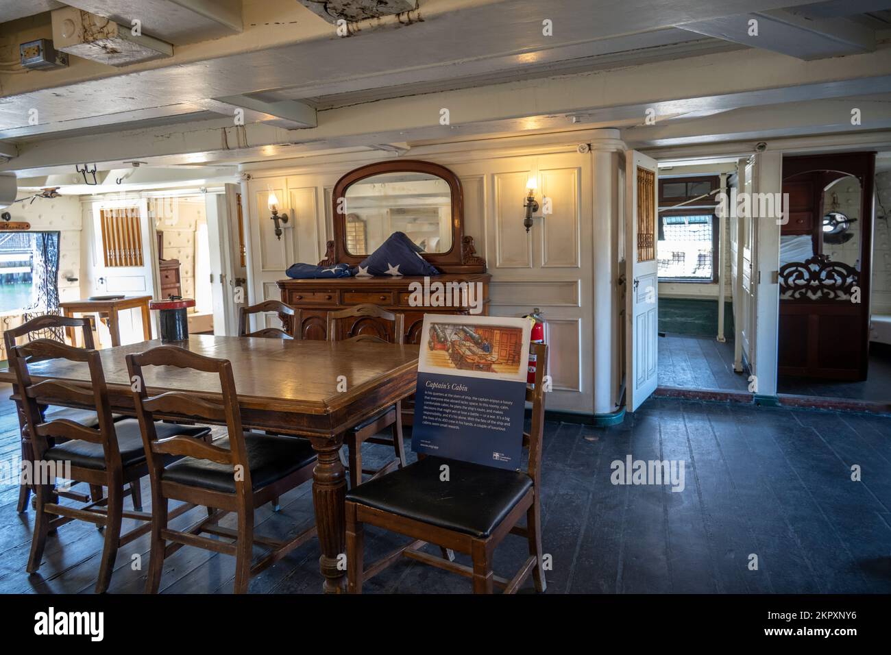 Zona pranzo e lato porto della Captain's Cabin sulla USS Constitution situata nella poppa della nave Foto Stock