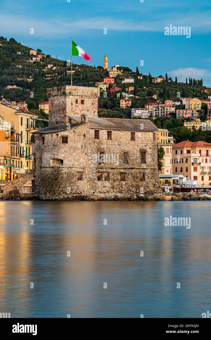Antico castello costruito sulla baia di Rapallo sulla Riviera Italiana Foto Stock