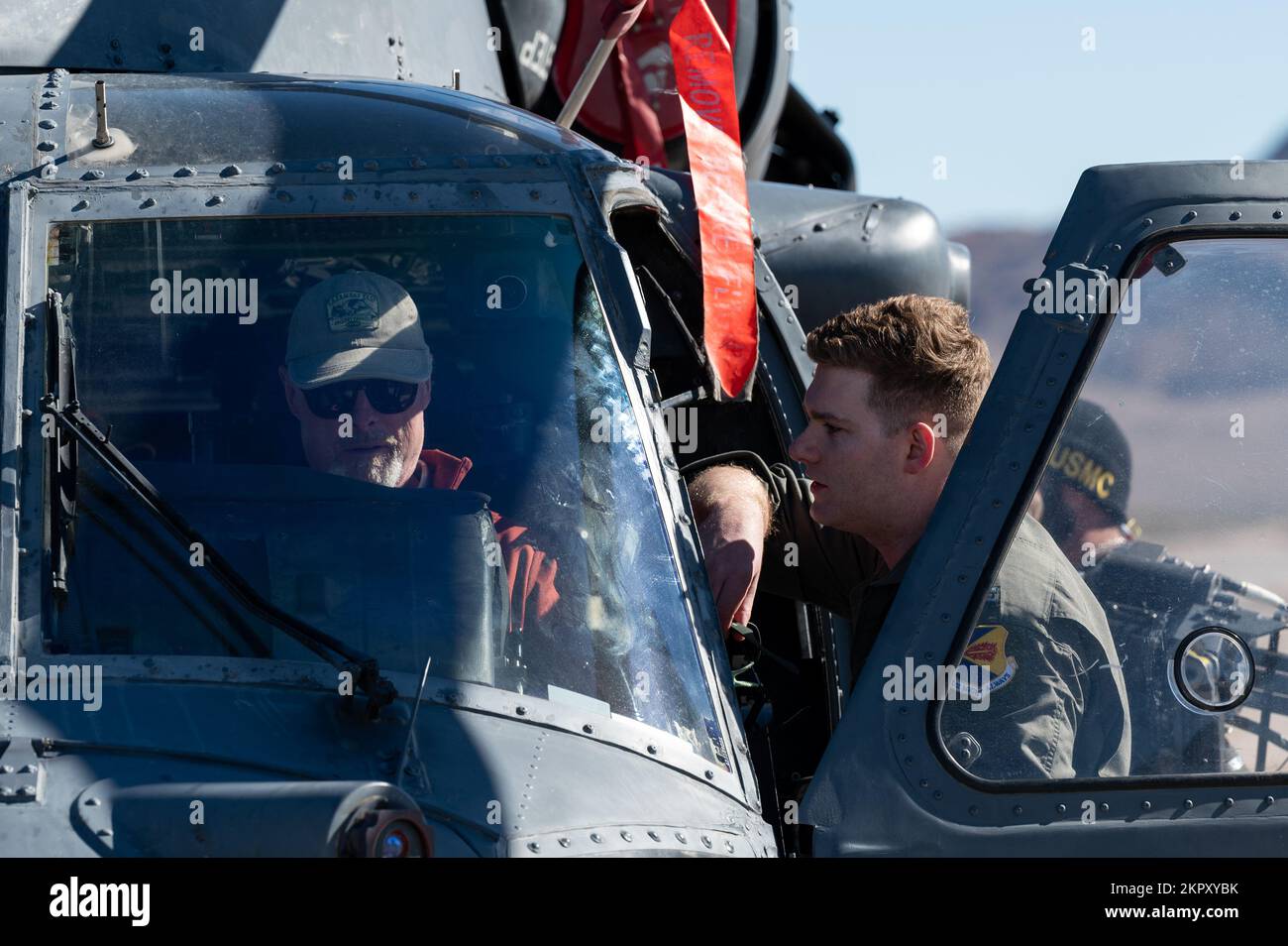 Gli spettatori si siedono all'interno di un elicottero HH-60G a forma di nave Hawk assegnato allo Squadrone di salvataggio 66th durante il salone aereo Aviation Nation 2022 alla base dell'aeronautica militare di Nellis, Nevada, 5 novembre 2022. La missione principale dell'elicottero HH-60G a nave Hawk è quella di condurre operazioni di recupero del personale di giorno o di notte in ambienti ostili per recuperare personale isolato durante la guerra. Foto Stock
