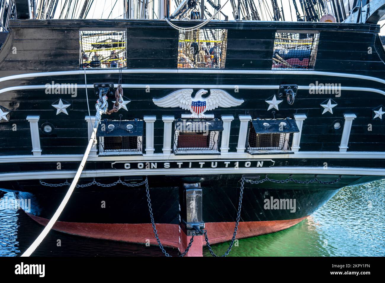 Retro o poppa della Costituzione USS con l'aquila americana e le stelle bianche, finestre della cabina del Capitano Foto Stock