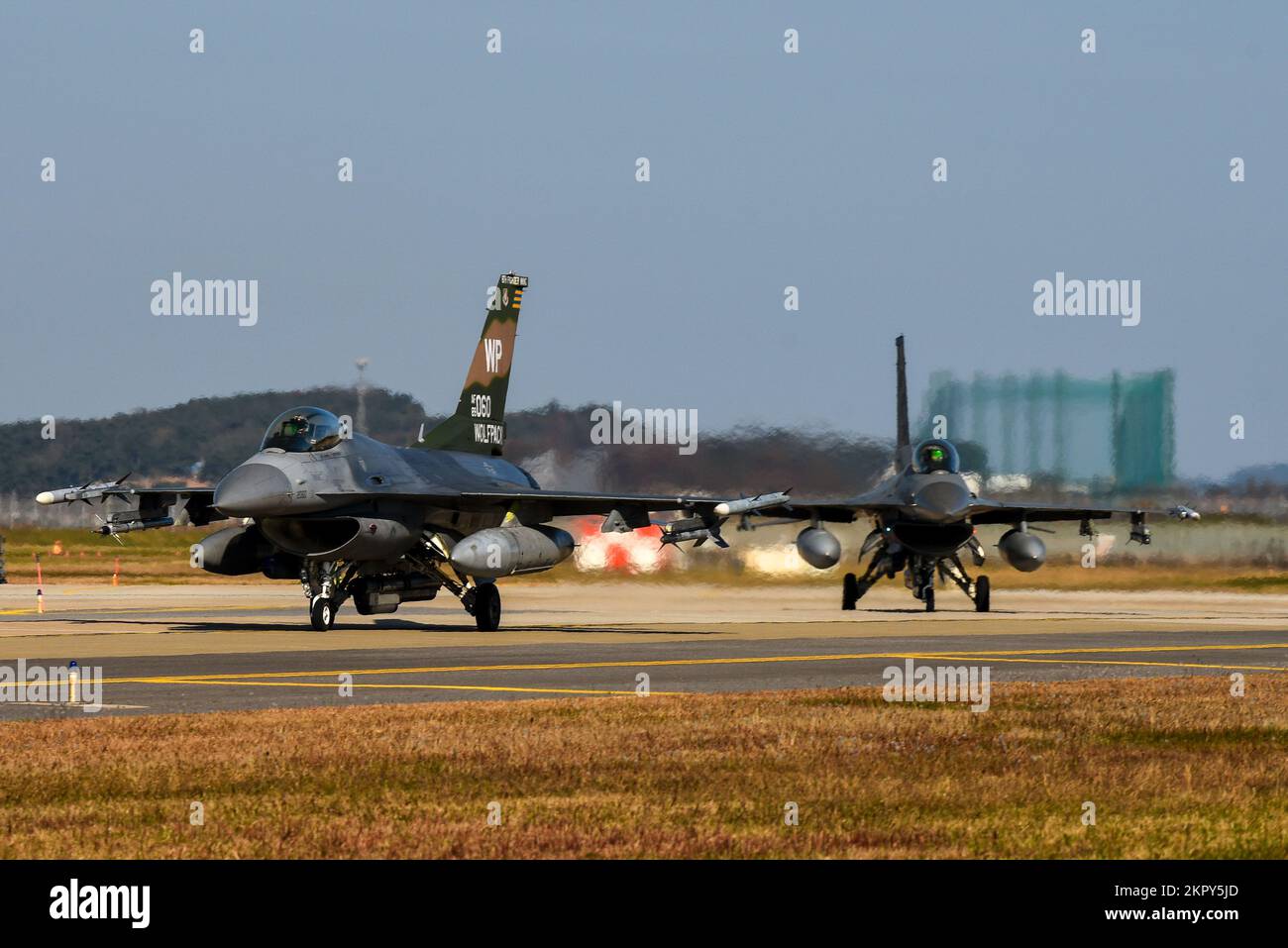 F-16 Fighting Falcons assegnato al taxi 8th Operations Group presso la base aerea di Kunsan, Repubblica di Corea, 4 novembre 2022. KUNSAN ha lanciato 16 jet come parte di un comando annuale delle forze aeree del Pacifico sponsorizzato Combined Flying Training Event, VIGILANT STORM 23, mostrando la loro capacità di essere pronti a combattere stasera. L'evento di allenamento ha permesso ai combattenti di quarta e quinta generazione di praticare tattiche offensive e difensive. Foto Stock