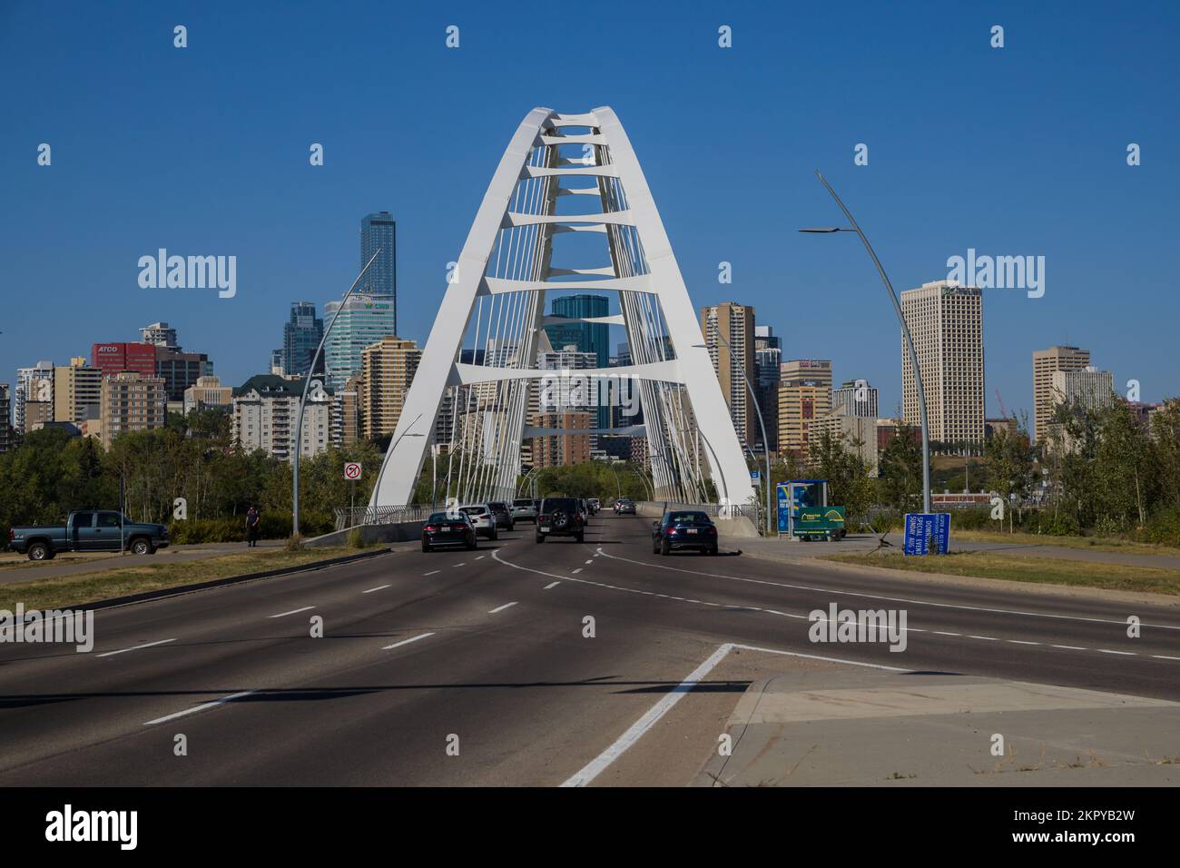 Moderno ponte ad arco sul fiume, traffico diurno, ora estiva. Architettura moderna, panorama della città di Edmonton, Alberta, Canada Bike Road Foto Stock