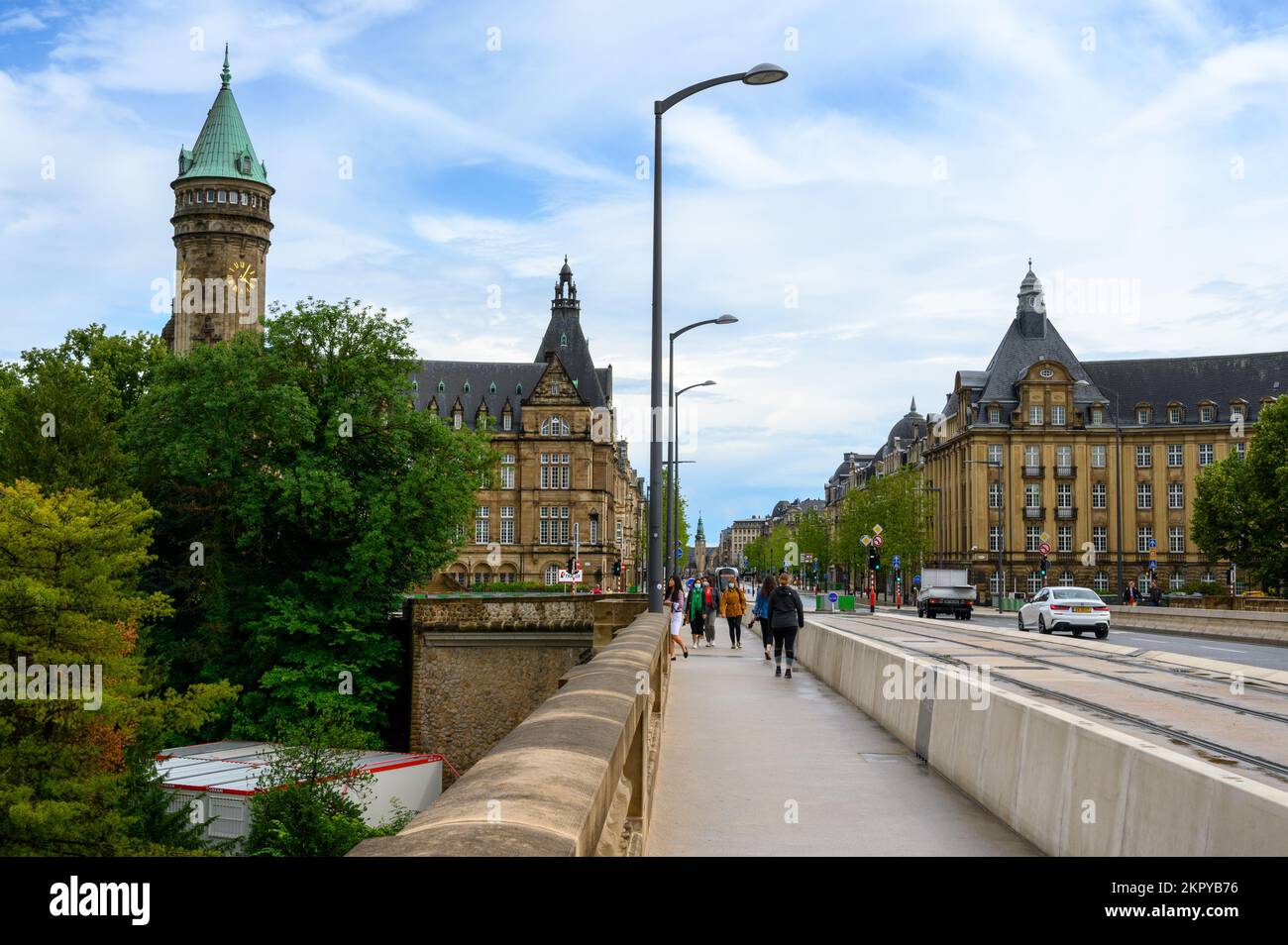 Vista sulla città di Lussemburgo dal Ponte Adolphe. L'imponente edificio è il quartier generale della Banca di Stato e del Fondo di risparmio (Spuerkeess). Foto Stock