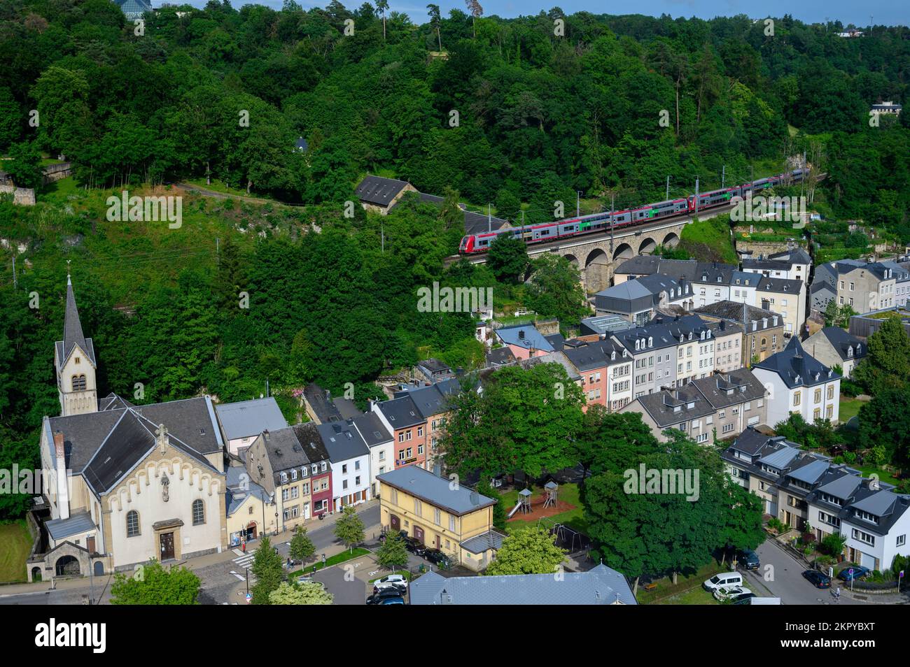 Vista aerea del quartiere di Pfaffenthal della città di Lussemburgo, vista dall'ascensore panoramico di Pfaffenthal. Foto Stock