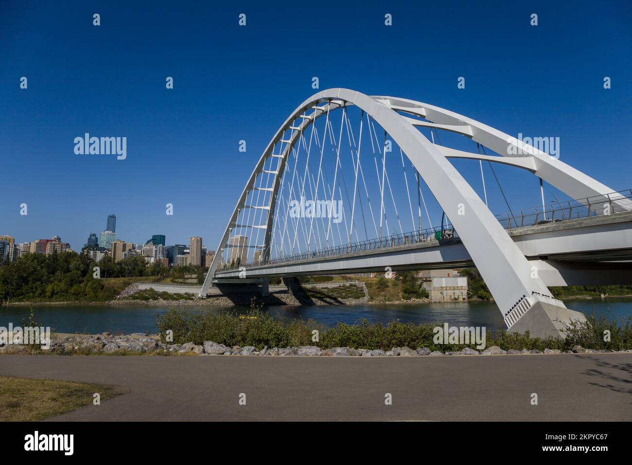 Moderno ponte ad arco sul fiume, traffico diurno, ora estiva. Architettura moderna, panorama della città di Edmonton, Alberta, Canada Bike Road Foto Stock
