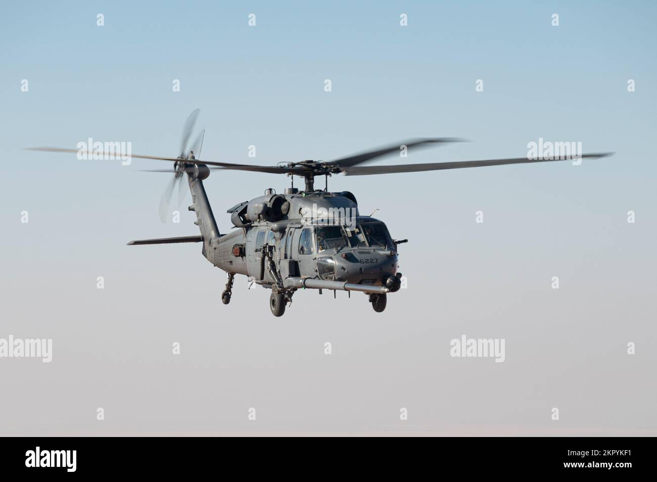 NEGLI STATI UNITI Air Force HH-60G nave Hawk assegnato al 46th Expeditionary Rescue Squadron si prepara ad eseguire operazioni di rifornimento aria-aria in elicottero negli Stati Uniti Area di responsabilità del comando centrale, 4 novembre 2022. La missione principale del pavé Hawk è quella di condurre operazioni di recupero del personale diurno e notturno in ambienti ostili per recuperare personale isolato durante il conflitto. Foto Stock