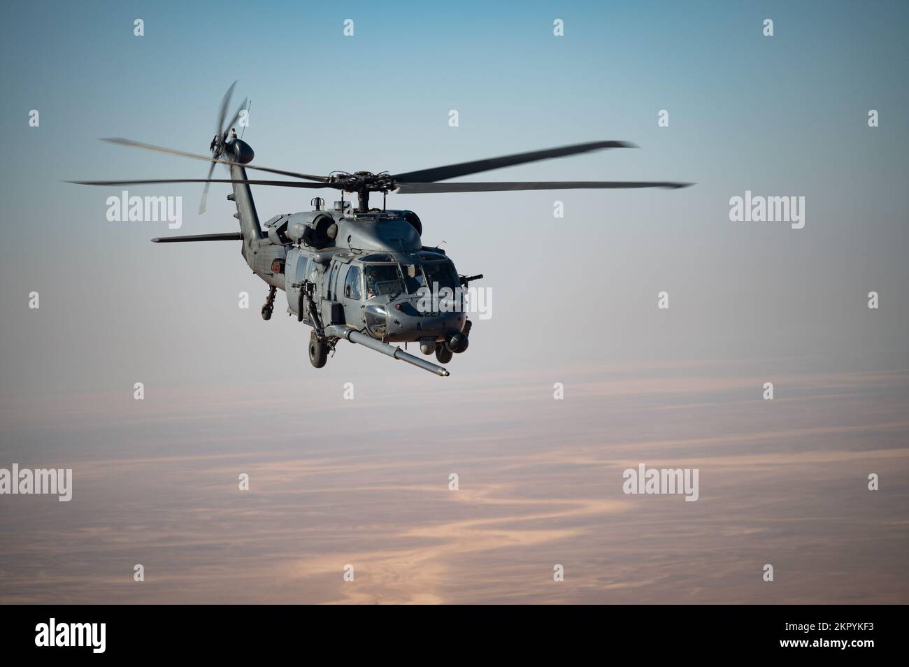 NEGLI STATI UNITI Air Force HH-60G nave Hawk assegnato al 46th Expeditionary Rescue Squadron si prepara ad eseguire operazioni di rifornimento aria-aria in elicottero negli Stati Uniti Area di responsabilità del comando centrale, 4 novembre 2022. La missione principale del pavé Hawk è quella di condurre operazioni di recupero del personale diurno e notturno in ambienti ostili per recuperare personale isolato durante il conflitto. Foto Stock