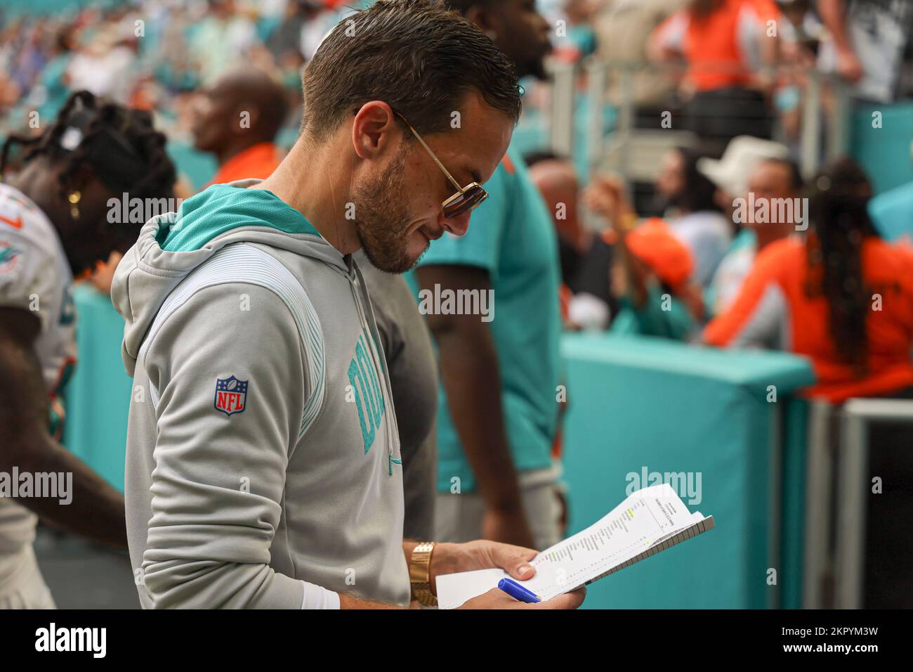 Miami. FL USA; l'allenatore dei Miami Dolphins Mike McDaniel durante una partita della NFL contro gli Houston Texans all'Hard Rock Stadium, domenica 27 novembre. Foto Stock
