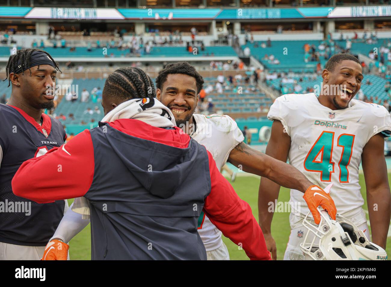 Miami. FL USA; Miami Dolphins Wide Receiver Jaylen Waddle (17) con diversi giocatori di Houston Texans dopo una partita della NFL all'Hard Rock Stadium, domenica Foto Stock