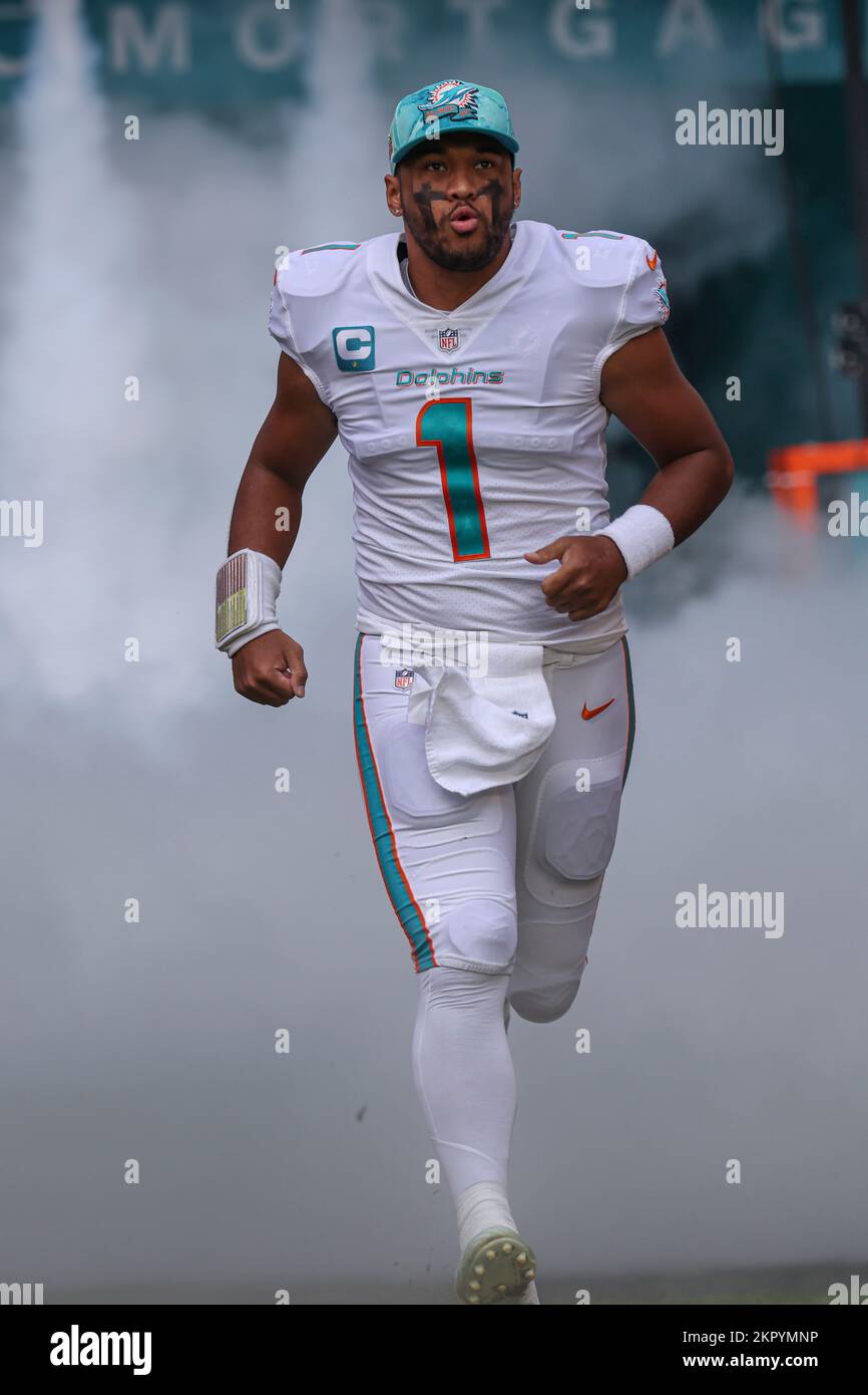 Miami. FL USA; il quarterback dei delfini di Miami Tana Tagovailoa (1) entra sul campo prima di una partita della NFL contro gli Houston Texans all'Hard Rock St Foto Stock
