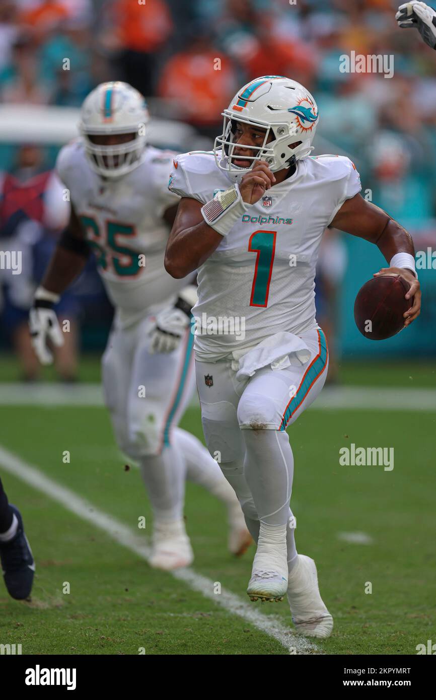 Miami. FL USA; Miami Dolphins Quarterback Tua Tagovailoa (1) corre con la palla durante una partita NFL contro gli Houston Texans all'Hard Rock Stadiu Foto Stock