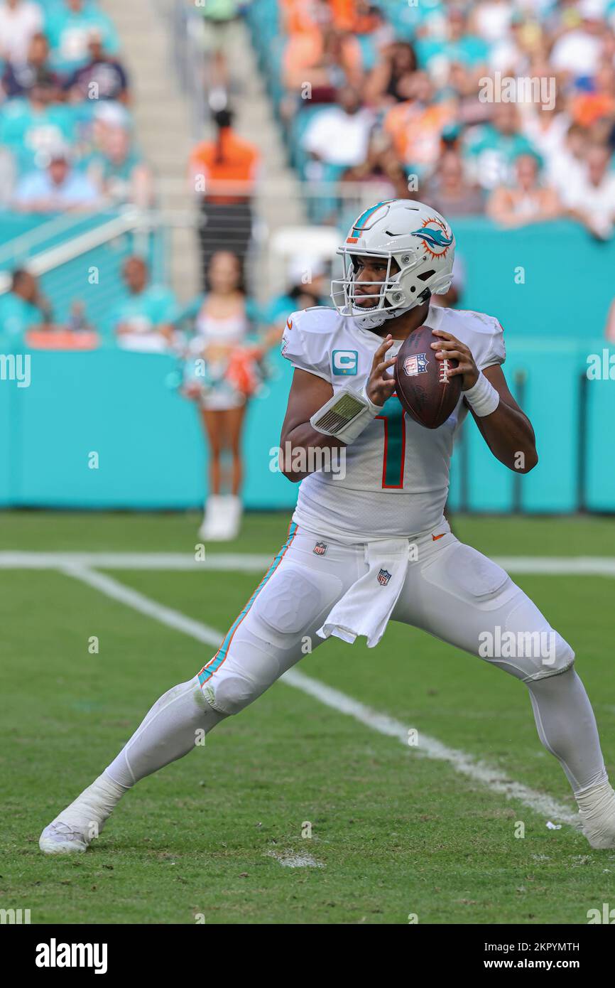 Miami. FL USA; il quarterback dei delfini di Miami Tua Tagovailoa (1) cade di nuovo per passare durante una partita della NFL contro gli Houston Texans all'Hard Rock Stadiu Foto Stock