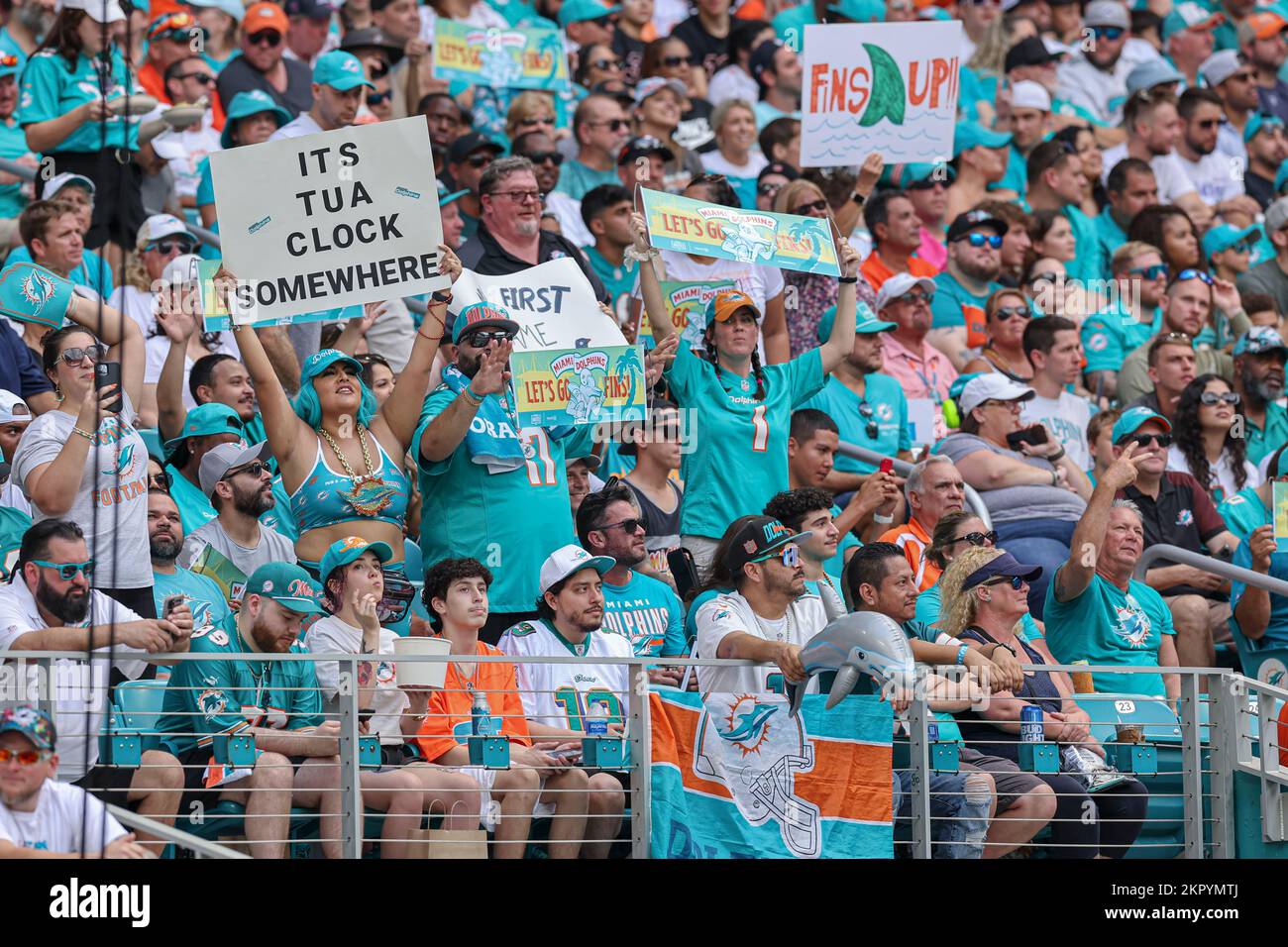 Miami. FL USA; i fan dei Miami Dolphins fanno il tifo per la loro squadra durante una partita della NFL contro gli Houston Texans all'Hard Rock Stadium, domenica 27 novembre. Foto Stock