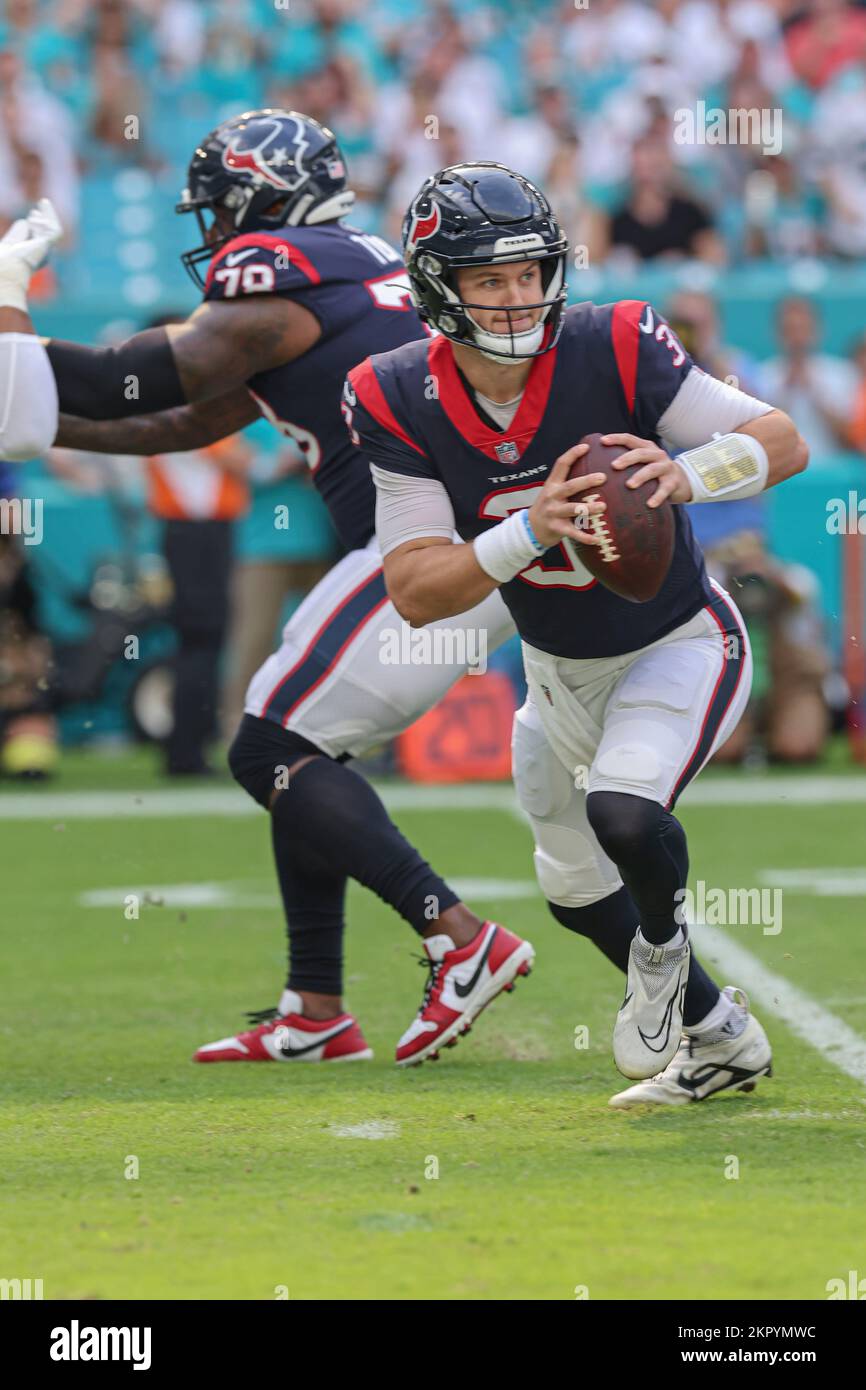 Miami. FL USA; Houston Texans quarterback Kyle Allen (3) si rimescola fuori dalla tasca durante una partita NFL contro i Miami Dolphins all'Hard Rock S. Foto Stock
