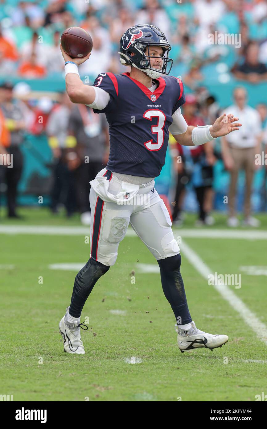 Miami. FL USA; Houston Texans quarterback Kyle Allen (3) esce e passa la palla durante una partita NFL contro i Miami Dolphins all'Hard Rock Foto Stock