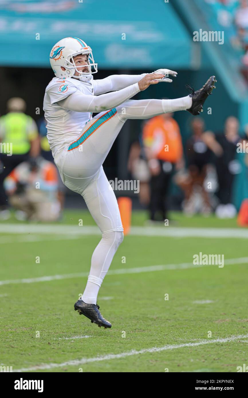 Miami. FL USA; il cacciatore di delfini di Miami Thomas Morstead (4) si allontana dalla palla durante una partita della NFL contro gli Houston Texans all'Hard Rock Stadium, Foto Stock