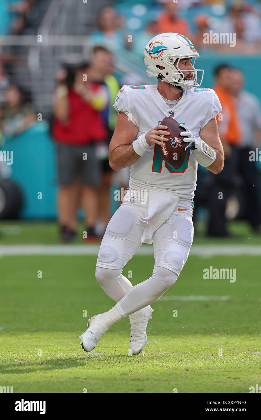Miami. FL USA; il quartback dei Miami Dolphins Skylar Thompson (19) cade di nuovo per passare durante una partita della NFL contro gli Houston Texans all'Hard Rock Stad Foto Stock
