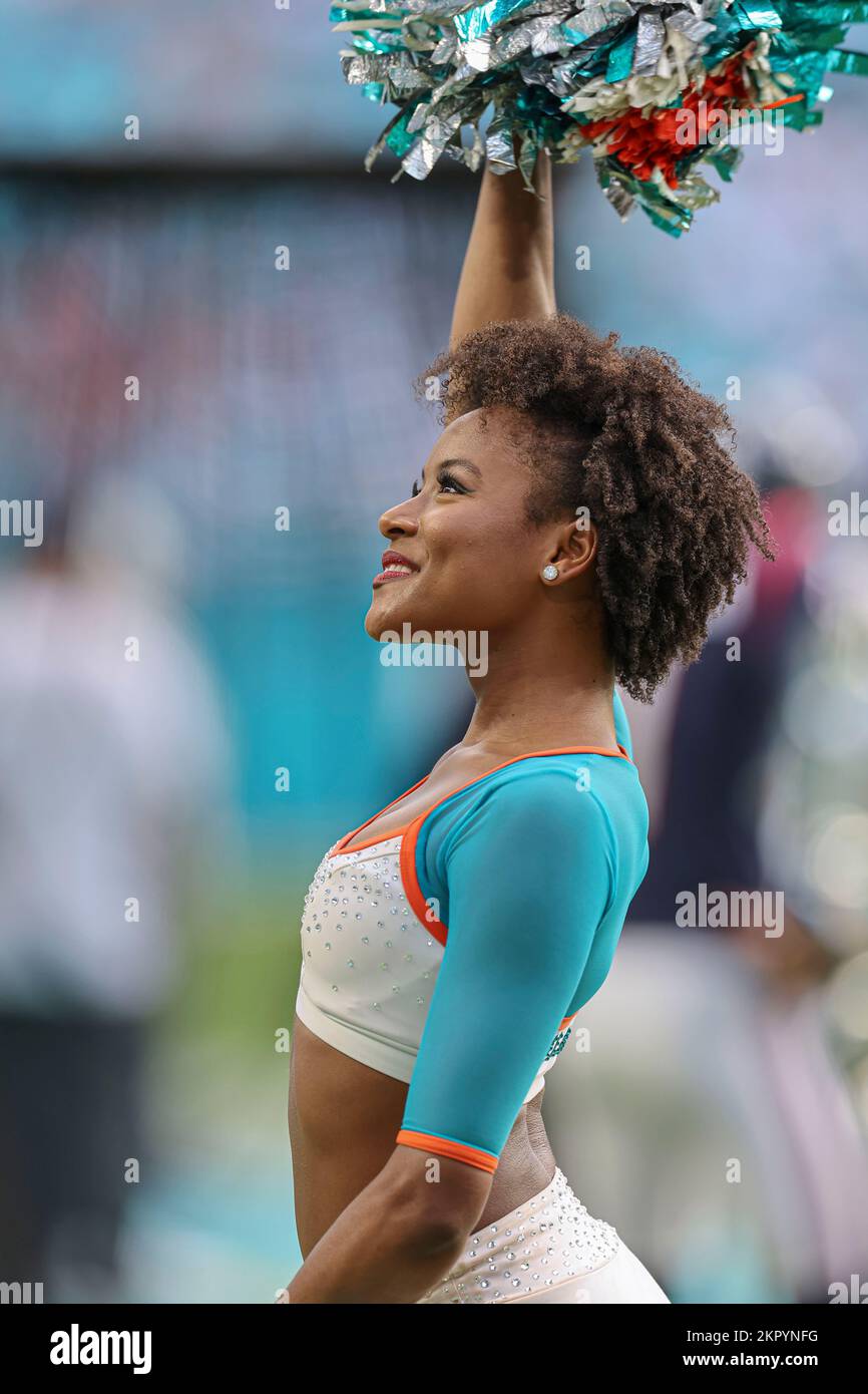 Miami. FL USA; uno dei Miami Dolphins cheerleaders durante una partita NFL contro gli Houston Texans all'Hard Rock Stadium, domenica 27 novembre. T Foto Stock