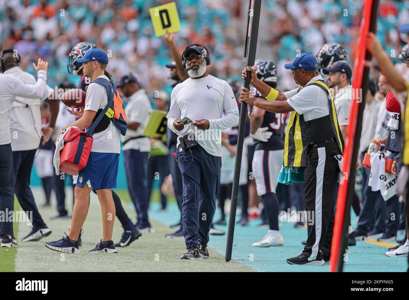 Miami. FL USA; Houston Texans dirige l'allenatore Lovie Smith ai margini durante una partita della NFL contro i Miami Dolphins all'Hard Rock Stadium, domenica Foto Stock