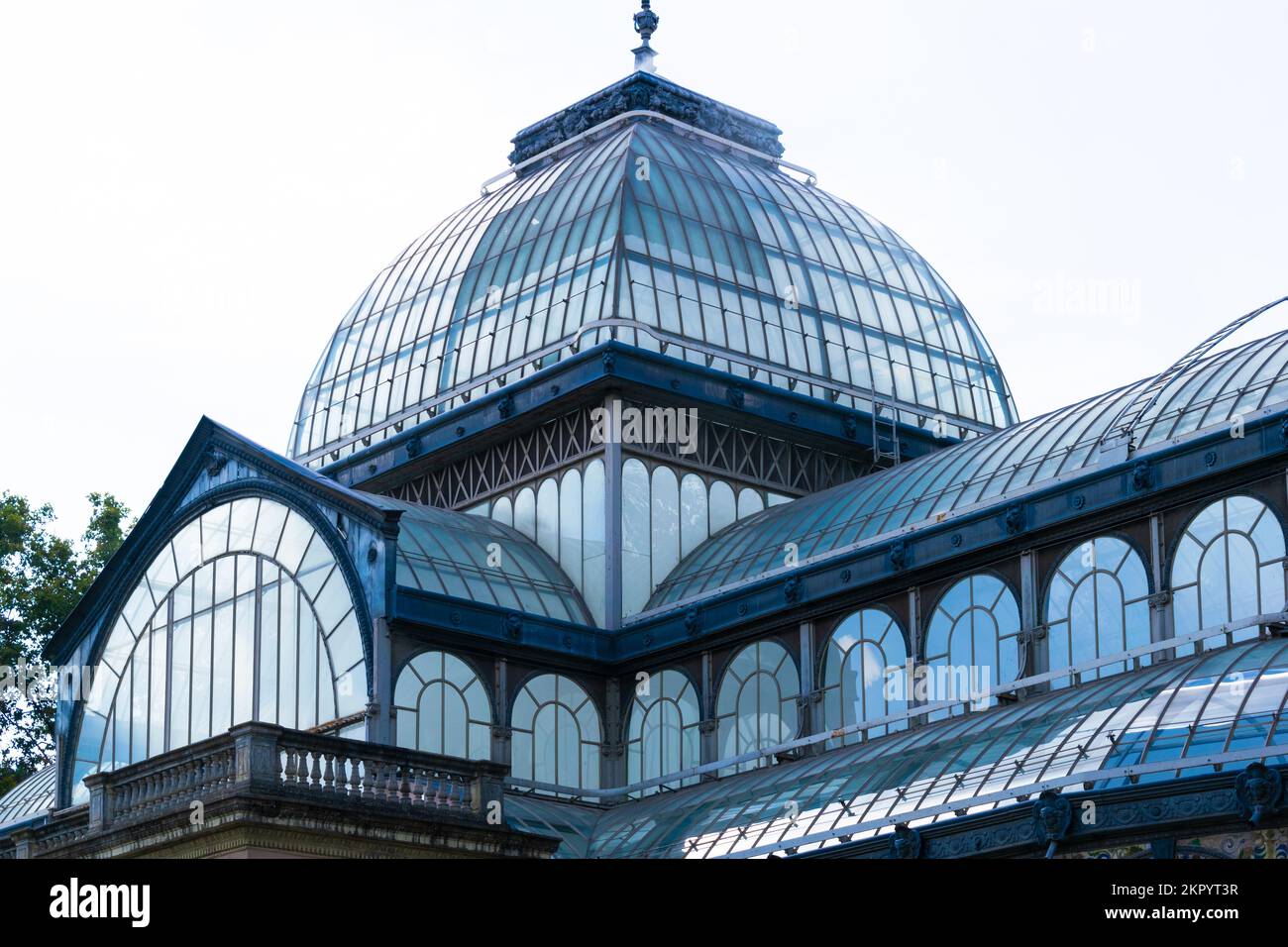 Primo piano della cupola di vetro del Palazzo di vetro nel Parco El Retiro, Madrid, Spagna Foto Stock