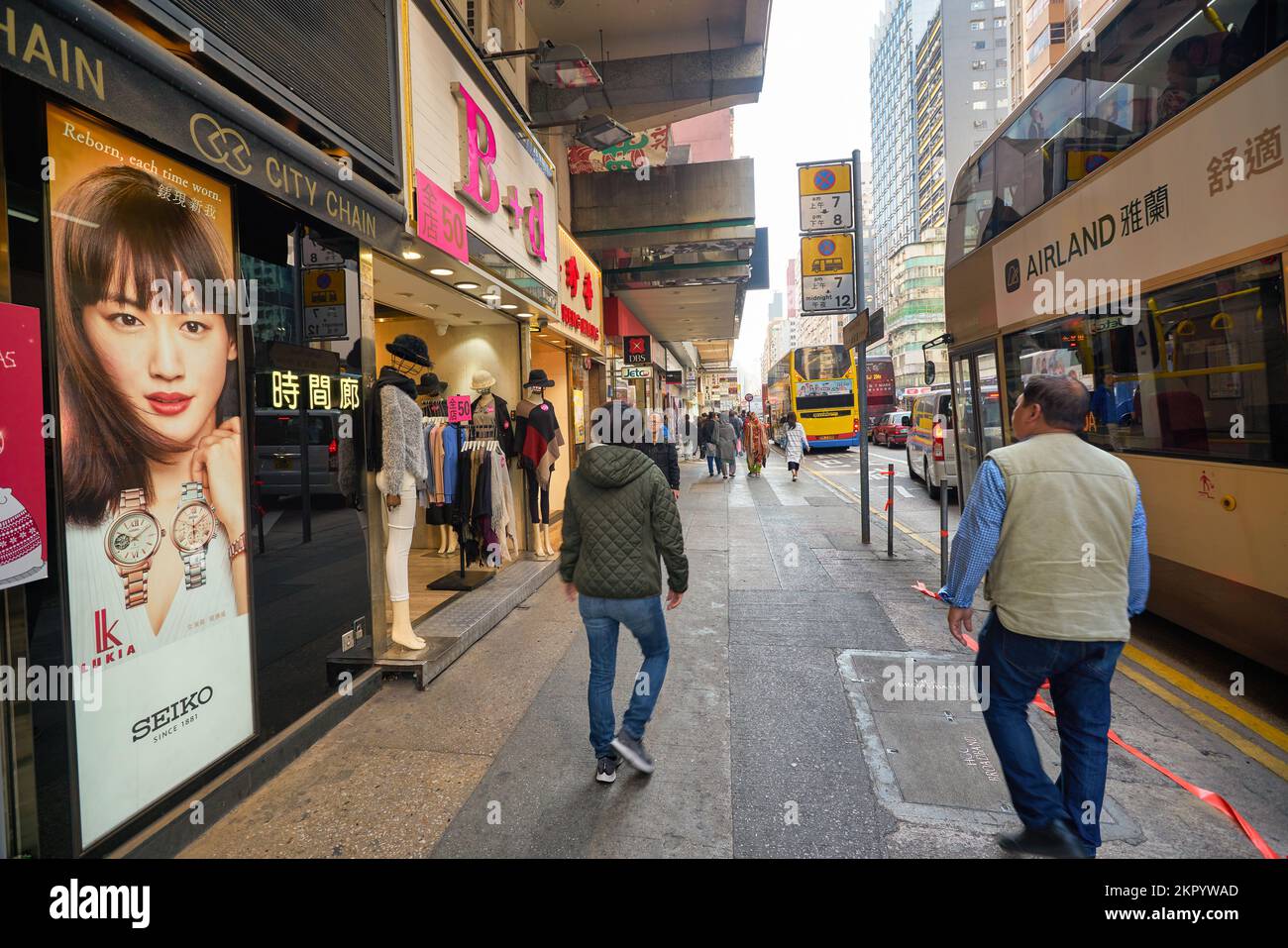 HONG KONG - CIRCA DICEMBRE, 2019: Vista a livello stradale di Hong Kong Foto Stock