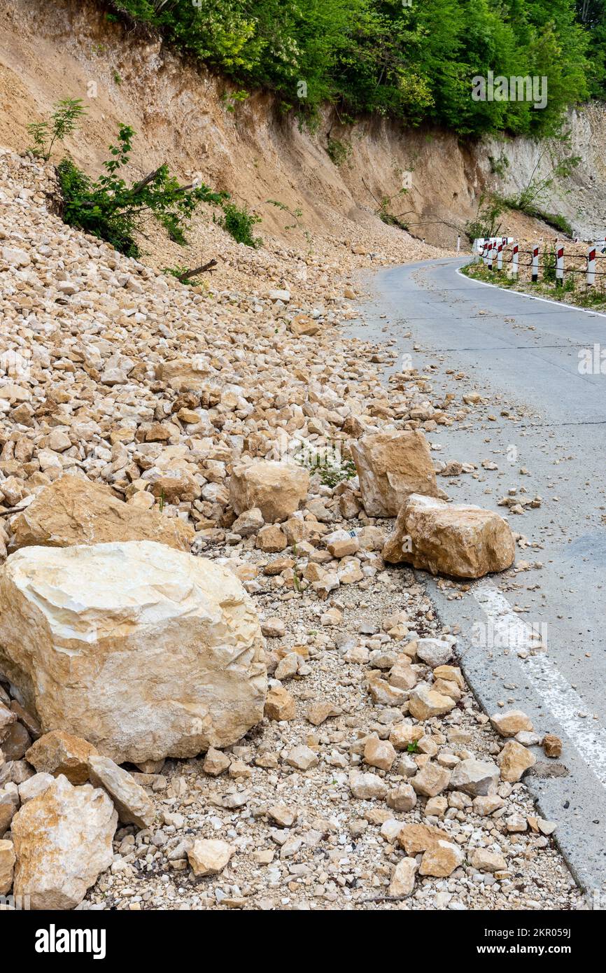 Roccia calcarea e frana caduto e bloccare la strada asfaltata che conduce al monte Khvamli picco in Georgia. Foto Stock