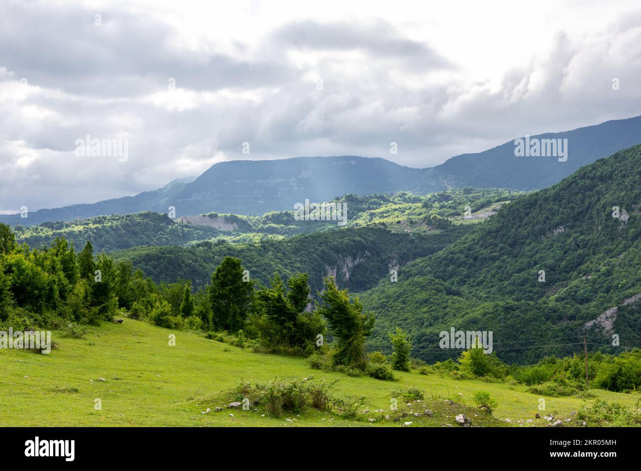 La valle del fiume Tskhenistsqali e la catena montuosa Khvamli nella regione di Racha in Georgia con lussureggianti foreste verdi. Foto Stock