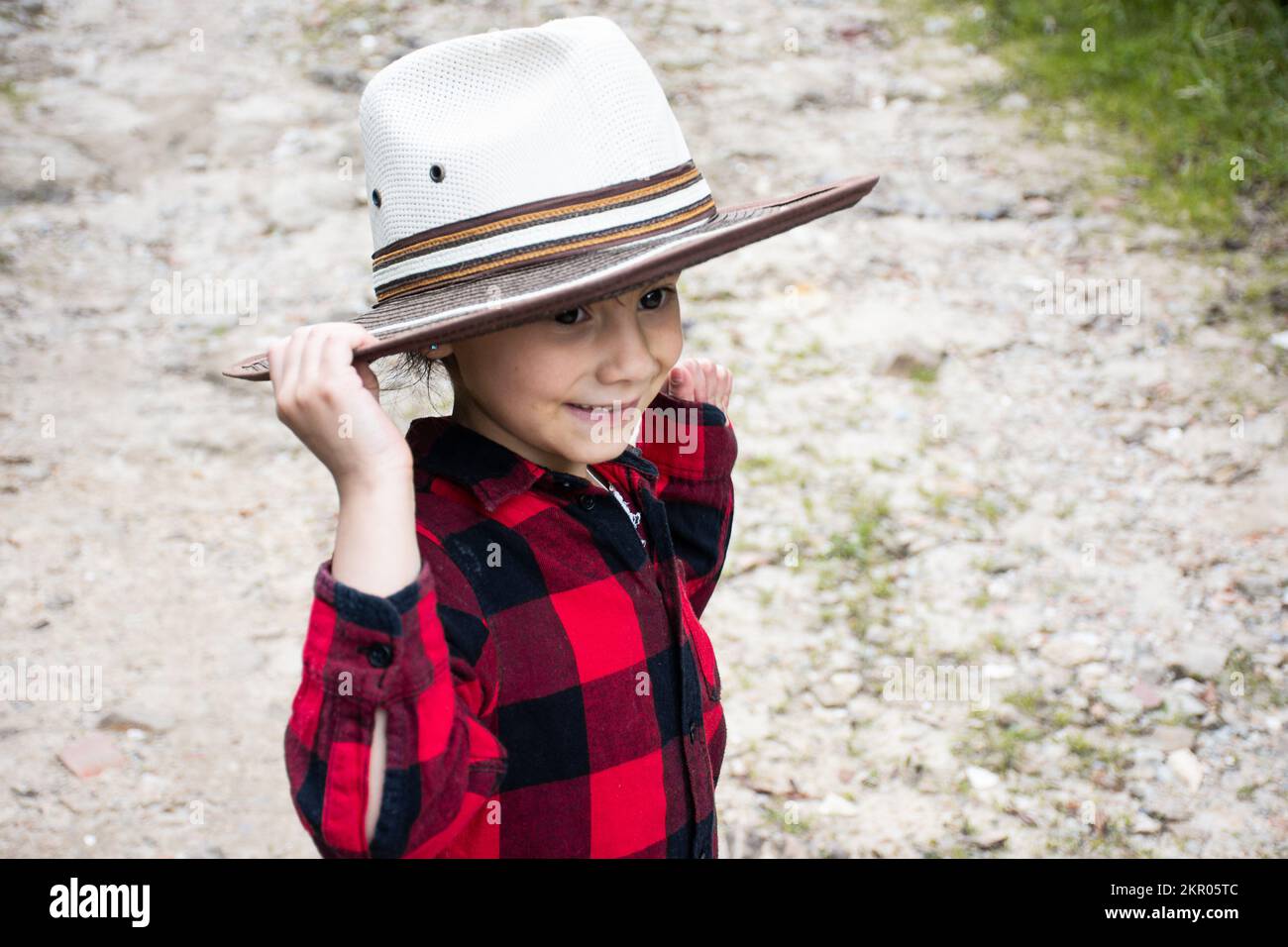 ragazza contadina con cappello in campo Foto Stock
