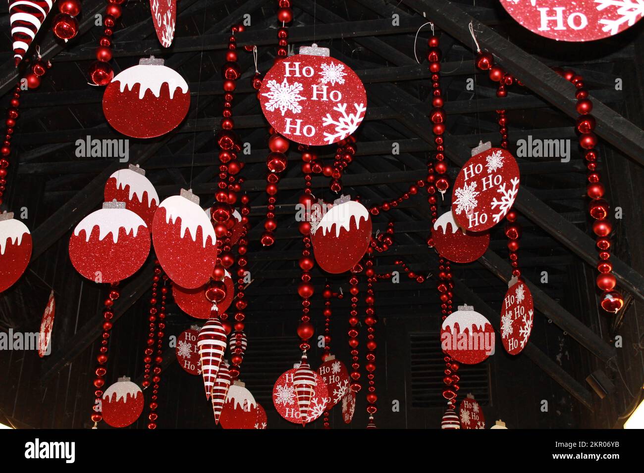 Decorazioni natalizie appese da un soffitto a capriate. Foto Stock