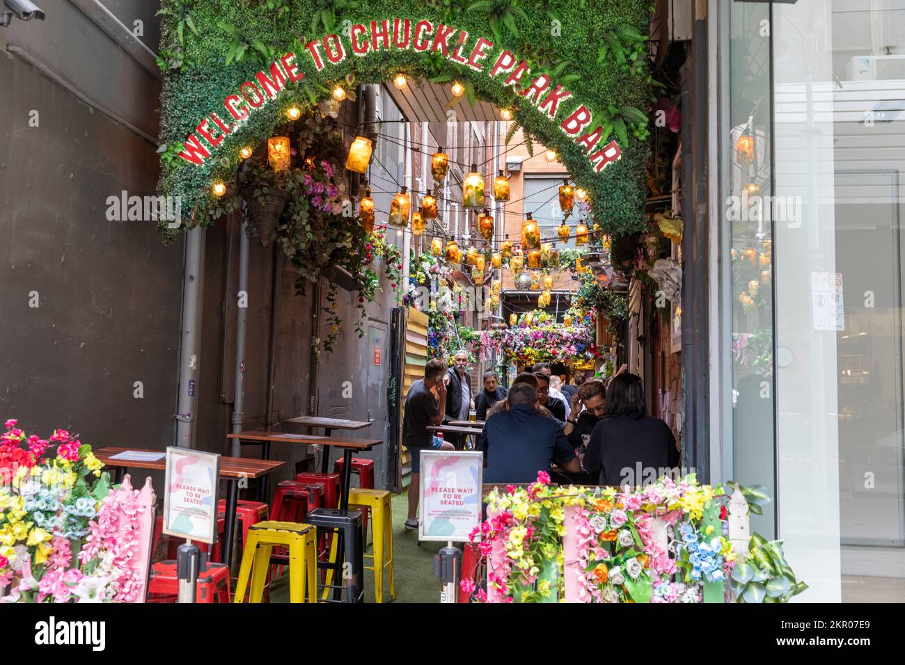 Chuckle Park bar birra artigianale e cocktail serviti da una carovana in un vicoli alla moda con luci e arte appesi, Melbourne, Australia Foto Stock