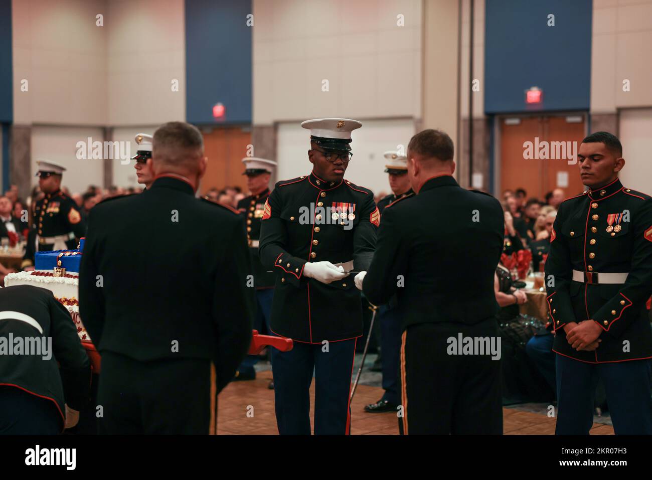 STATI UNITI Corpo marino CPL. AFI Z. McNeal, un impiegato di magazzino con Marine Wing Headquarters Squadron (MWHS) 2, consegna una spada di Mameluke al Gen. Scott F. Benedict, comandante generale di 2nd Marine Aircraft Wing (MAW), durante una cerimonia a New Bern, North Carolina, 4 novembre 2022. 2nd MAW ha celebrato il 247th° compleanno del corpo Marino con una tradizionale palla di compleanno del corpo Marino. MWHS-2 è un'unità subordinata di 2nd MAW, l'elemento di combattimento aereo della II forza di spedizione marina. Foto Stock