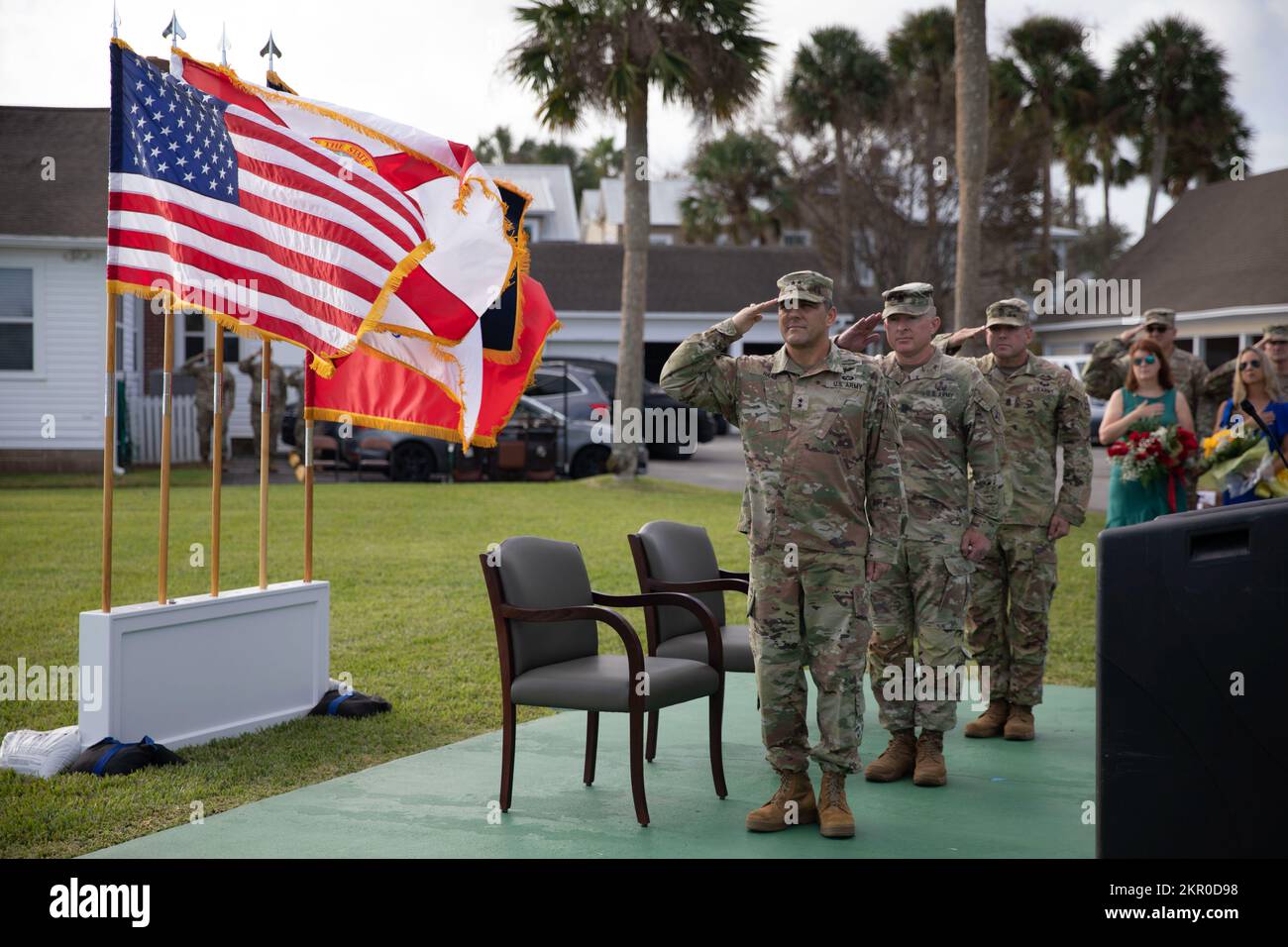 Il generale John Haas, il comandante della Guardia Nazionale dell'Esercito della Florida (a sinistra), saluta con il comando Sgt. Maj. Brian Kendrick, il comandante dello stato uscente maggiore (al centro), e il comandante Sgt. Major Jasen Pask, il comandante dello stato entrante maggiore (a destra) durante una cerimonia di cambio di responsabilità tenuta a St. Agostino, Fla., il 5th novembre 2022. Foto Stock