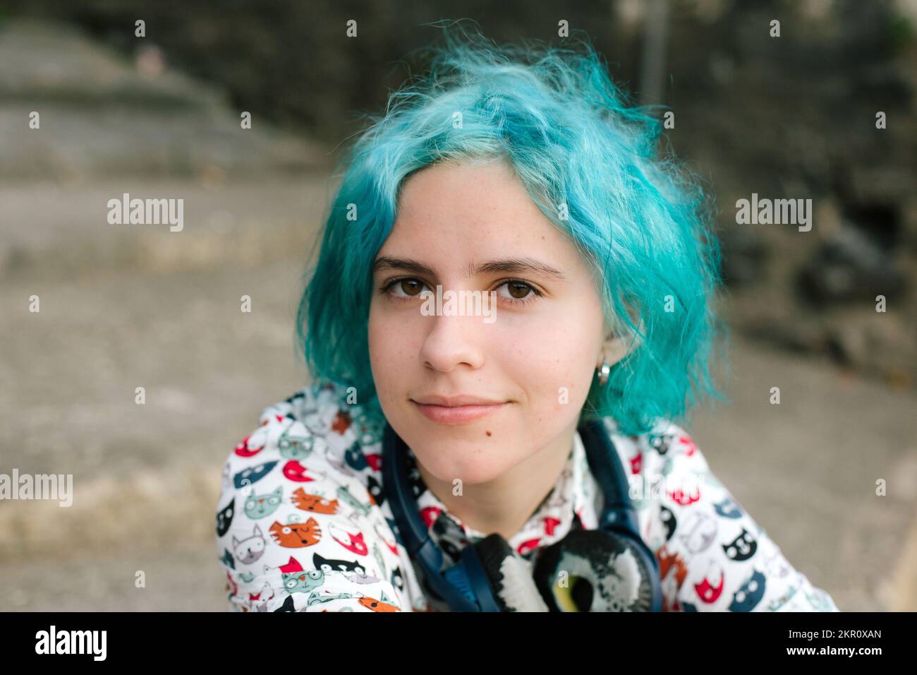 Ritratto di ragazza teena con capelli blu che indossa una camicia di gatto Foto Stock