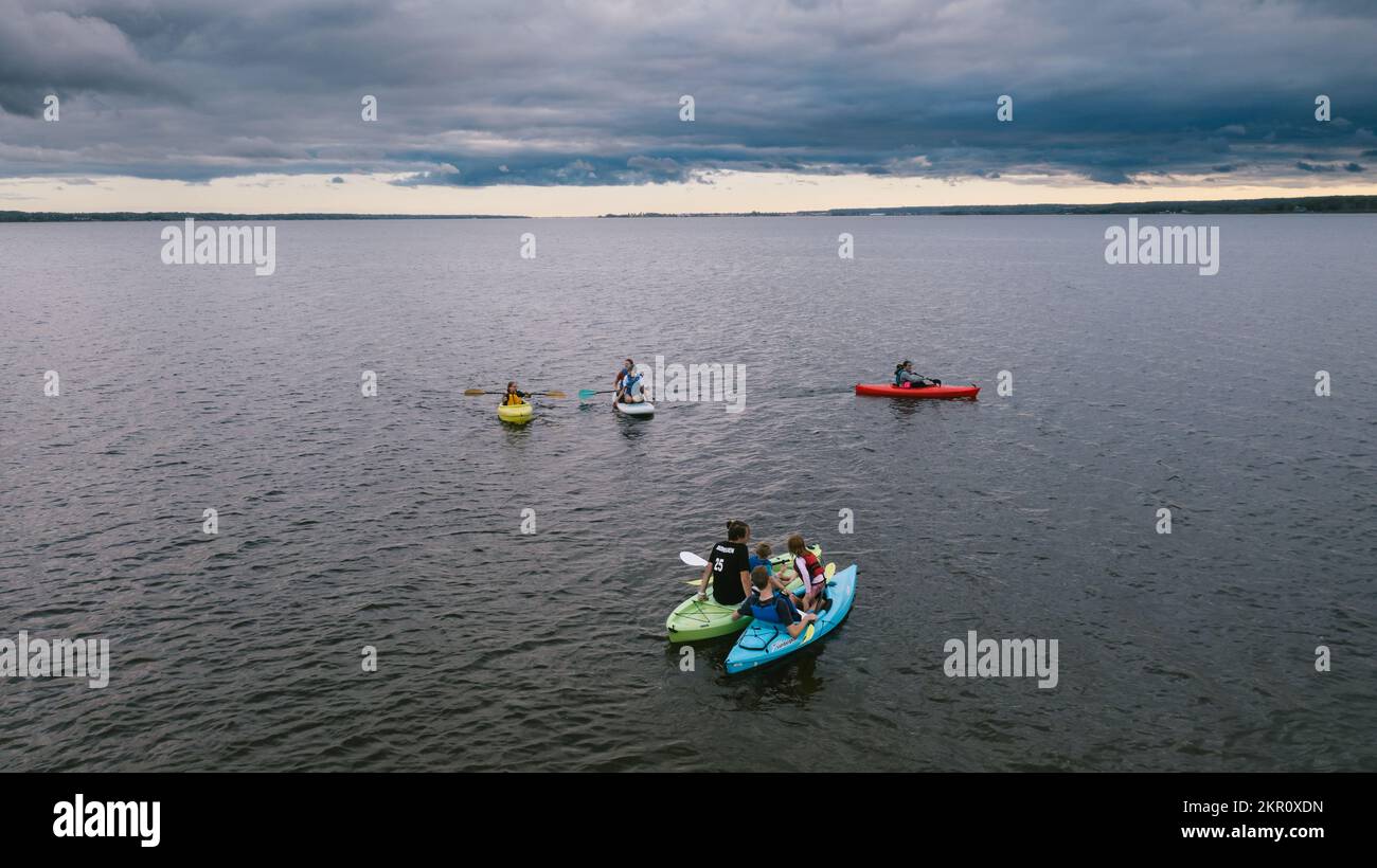 Gruppo di persone in kayak sul lago vivere uno stile di vita attivo Foto Stock