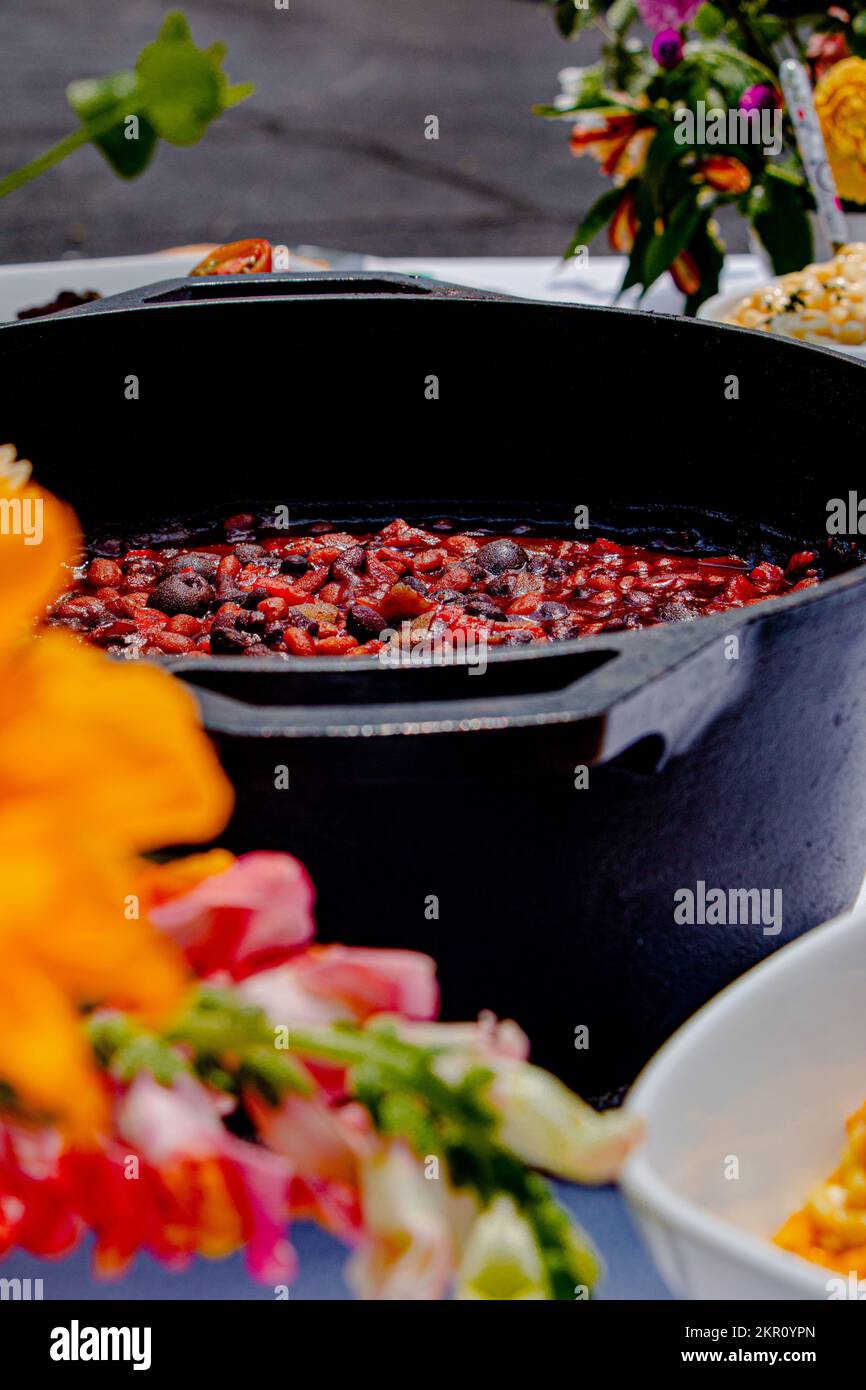 Domenica barbecue fagioli al forno con esposizione floreale Foto Stock