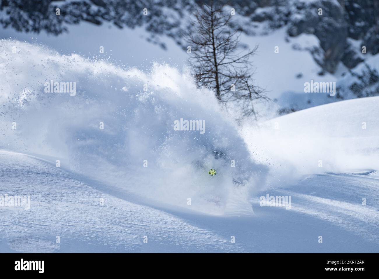 La pista da sci che si stacca dalla neve di un uomo che sciava nella neve profonda, Zauchensee, Salisburgo, Austria Foto Stock