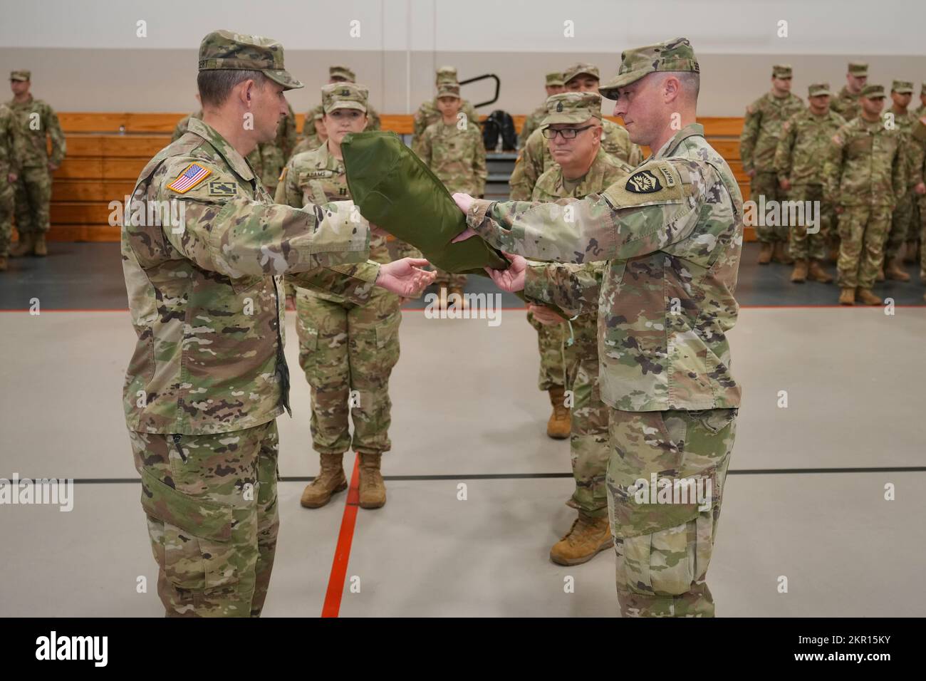 Il 1249th ingegnere Battaglione Command Team Lt. Col. Geremiah Beckert e il comando Sgt. Major Robert Bertilson non-caso il guidon alla cerimonia di attivazione del distacco 2060th Quartermaster 5 novembre 2022, presso l'Anderson Readiness Center a Salem, Orev. La missione del distaccamento del Quartermaster 2060 è fornire supporto all'alimentazione sul campo per un massimo di 700 persone per i Battaglioni di comando dell'ingegnere 1249th e della truppa 821st. Foto Stock