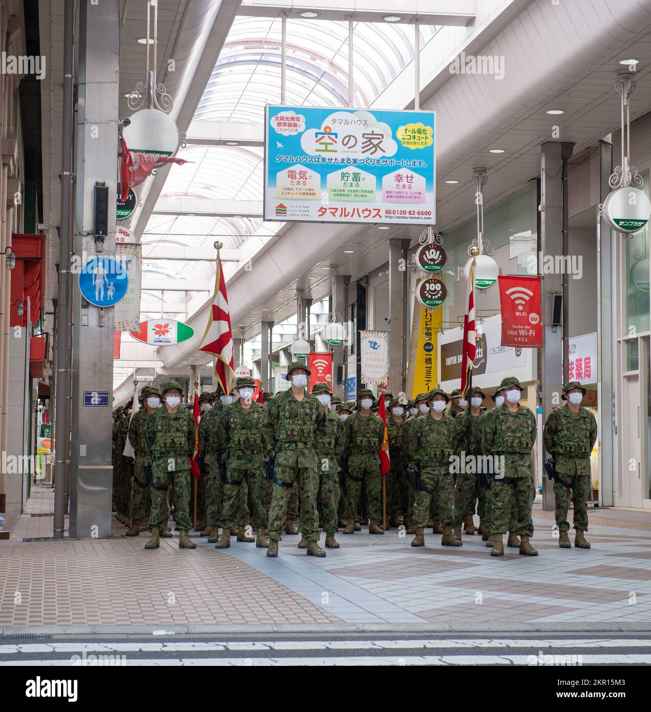 I membri della Japan Ground Self-Defense Force (JGSDF) partecipano alla parata Sasebo JSDF di Sasebo, Giappone, 5 novembre 2022. La parata si svolge ogni anno attraverso il centro di Sasebo per commemorare la Giornata delle forze di autodifesa e per riconoscere le unità locali JSDF e il sostegno della città ospitante. Foto Stock