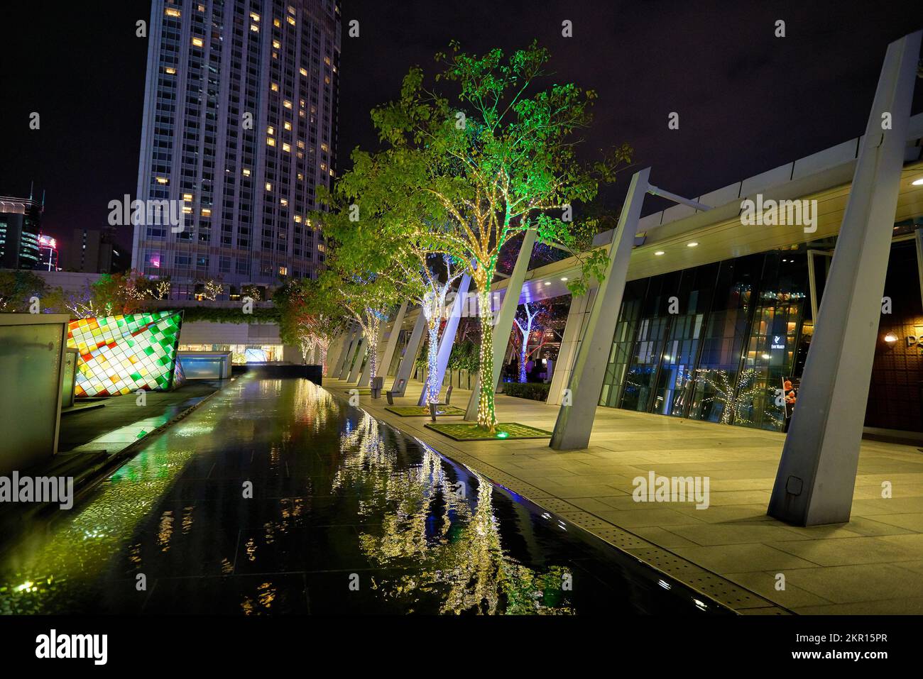 HONG KONG - CIRCA DICEMBRE 2019: IFC tetto come visto di notte. Foto Stock