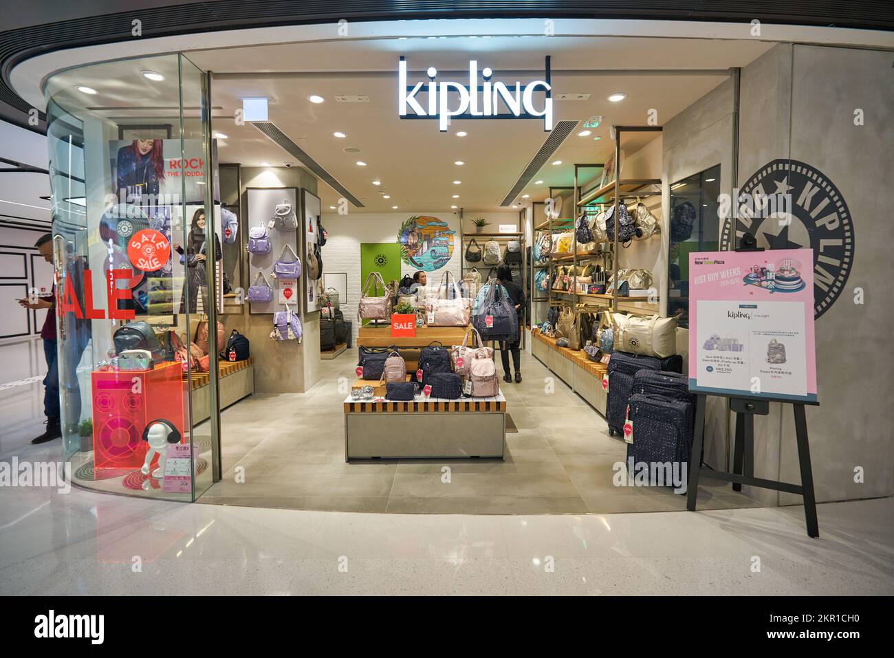 HONG KONG - CIRCA DICEMBRE 2019: Negozio Kipling al centro commerciale nel  centro della città di Sha Tin. Kipling è un marchio che vende borse, zaini,  borse Foto stock - Alamy