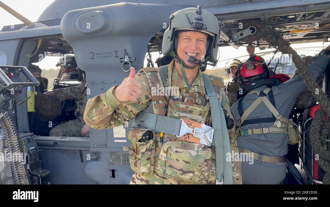 Il generale dell'esercito Daniel R. Hokanson, capo del National Guard Bureau, dà un pollice in su mentre si prepara a volare in un elicottero Hawk a forma di nave HH-60G durante la sua visita con la 106th Rescue Wing della New York Air National Guard alla F.S. Base della Guardia Nazionale aerea di Gabreski a Westhmapton Beach, New York, il 5 novembre Hokanson ha più di 2600 ore di volo, di cui 50 ore di combattimento, e ha volato le AH-64, OH-58, TH-55, UH-1 e UH-60..gli Airmen di salvataggio 106th sono addestrati per condurre missioni di ricerca e salvataggio in ambienti di combattimento Foto Stock