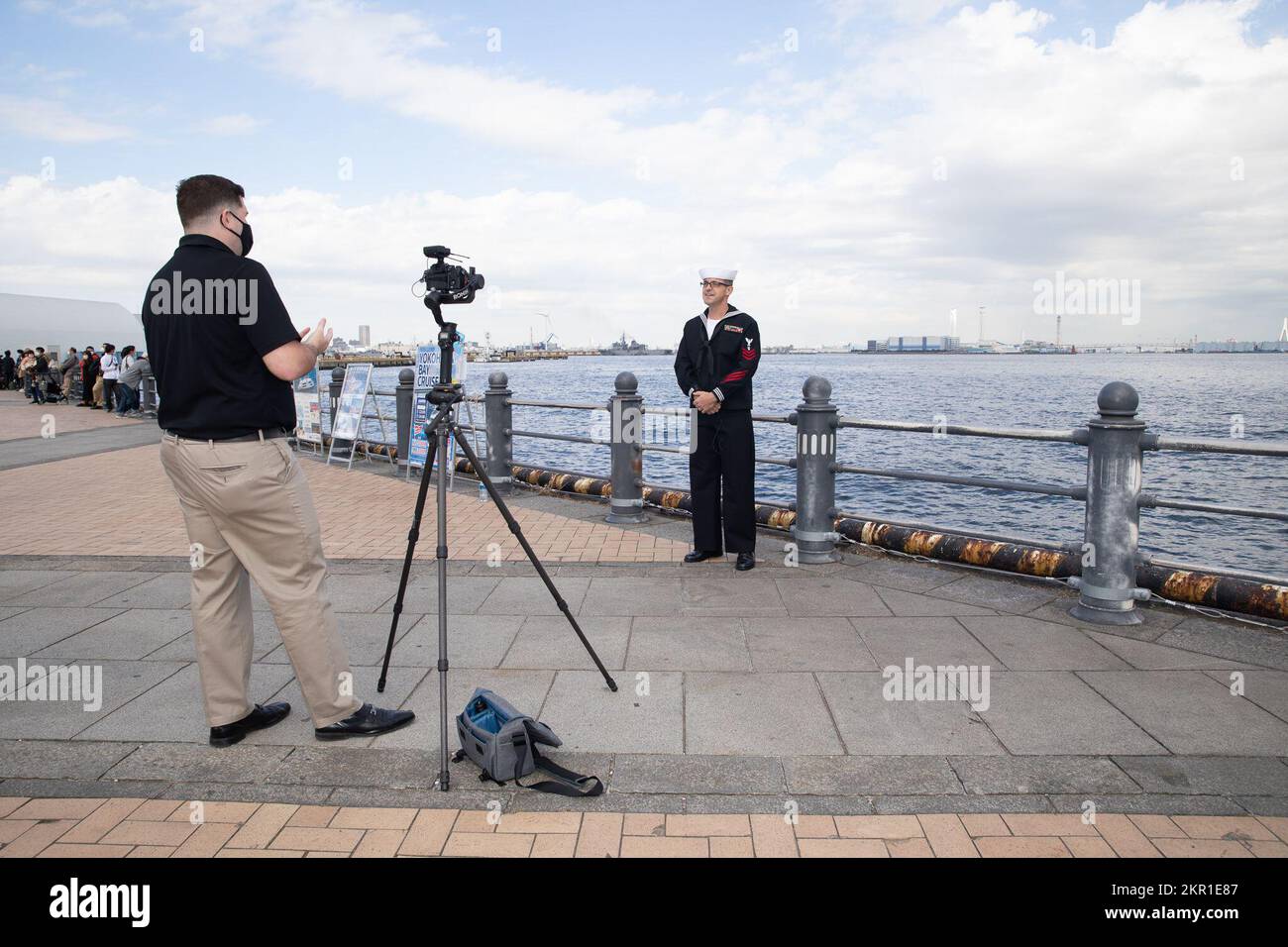 221105-N-GR847-0098 YOKOHAMA, Giappone (5 novembre 2022) Mass Communication Specialist 2nd Class Codie Soule, di Wilbur, Washington, assegnato all'American Forces Network Yokosuka, intervista il musicista 1st Class Marc Heskett, di Standish, Maine, assegnato alla US 7th Fleet Band, Dopo l'esibizione della band al Red Brick Warehouse come parte dell'International Fleet Review 2022 della Japan Maritime Self-Defense Force a Yokohama, Giappone, novembre 5. Sotto Commander, Stati Uniti Pacific Fleet, 7th Fleet è la flotta statunitense La flotta numerata più grande della Marina, distribuita in avanti, interagisce e opera regolarmente con il 35 marzo Foto Stock
