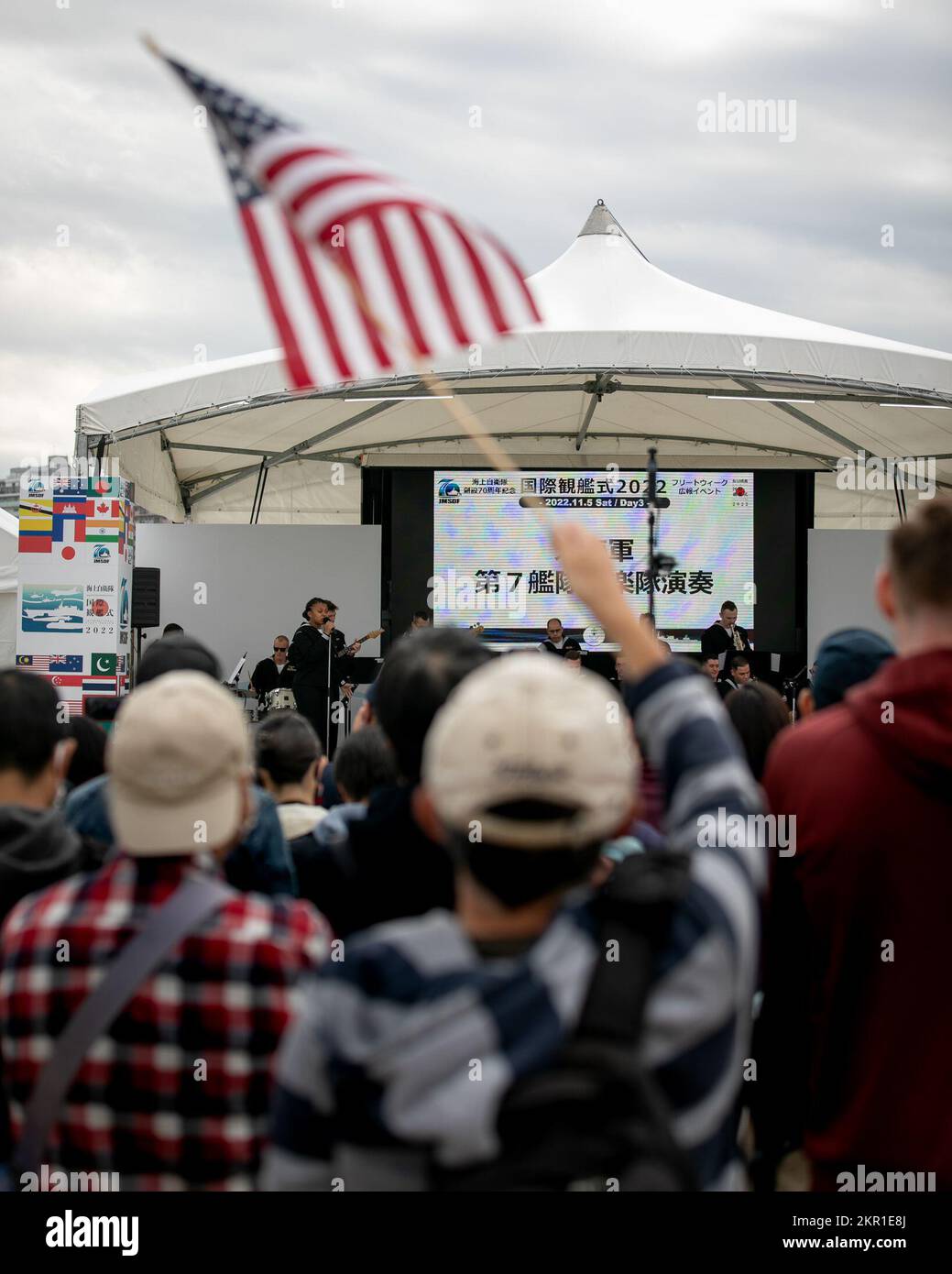 221105-N-GR847-0028 YOKOHAMA, Giappone (5 novembre 2022) la US 7th Fleet Band suona presso il Red Brick Warehouse come parte dell'International Fleet Review 2022 della Japan Maritime Self-Defense Force a Yokohama, Giappone, 5 novembre. Sotto Commander, Stati Uniti Pacific Fleet, 7th Fleet è la flotta statunitense La flotta numerata più grande della Marina, distribuita in avanti, interagisce e opera regolarmente con 35 nazioni marittime per preservare una regione indomorosa e libera. Foto Stock
