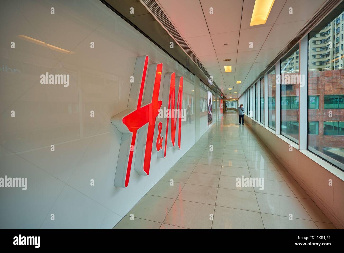 HONG KONG - CIRCA DICEMBRE, 2019: Primo piano del cartello HM visto nel centro commerciale New Town Plaza. Foto Stock