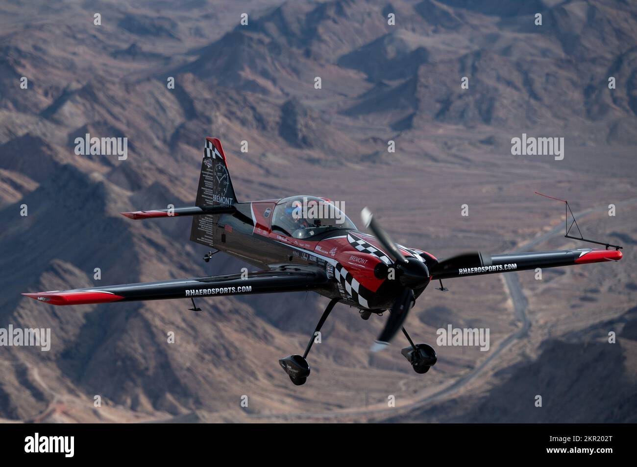 Rob Holland vola il suo aereo aerobico MXS-RH accanto al C-130 Hercules durante il salone aereo Aviation Nation 2022 alla base dell'aeronautica militare di Nellis, Nevada, 5 novembre 2022. L'esibizione aerea ha visto la partecipazione di 17 artisti e ha rappresentato un modo per i membri militari e le installazioni per mostrare apprezzamento alle comunità locali e mostrare le capacità del Dipartimento della Difesa e dell'Aeronautica militare. Foto Stock