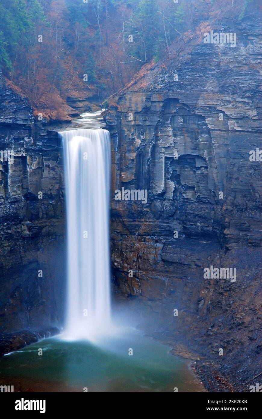 Le cascate di Taughannock si trovano in un grande burrone nella regione dei Finger Lakes dello stato di New York Foto Stock