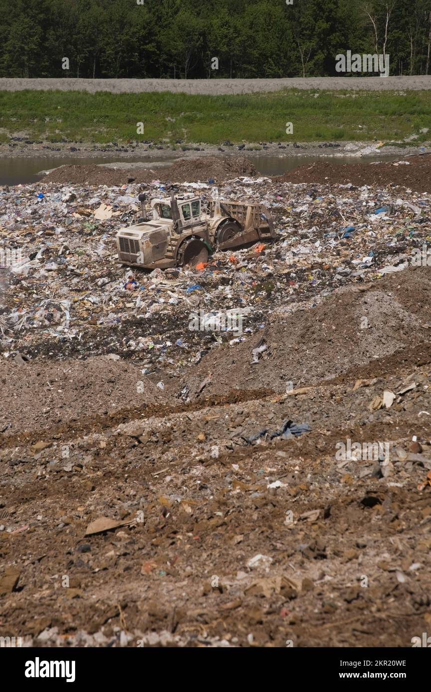 Compattatore per discariche Terex TC550 che sparge e compatta i detriti e i rifiuti scartati nel sito di gestione dei rifiuti di Terrebonne, Quebec, Canada. Foto Stock