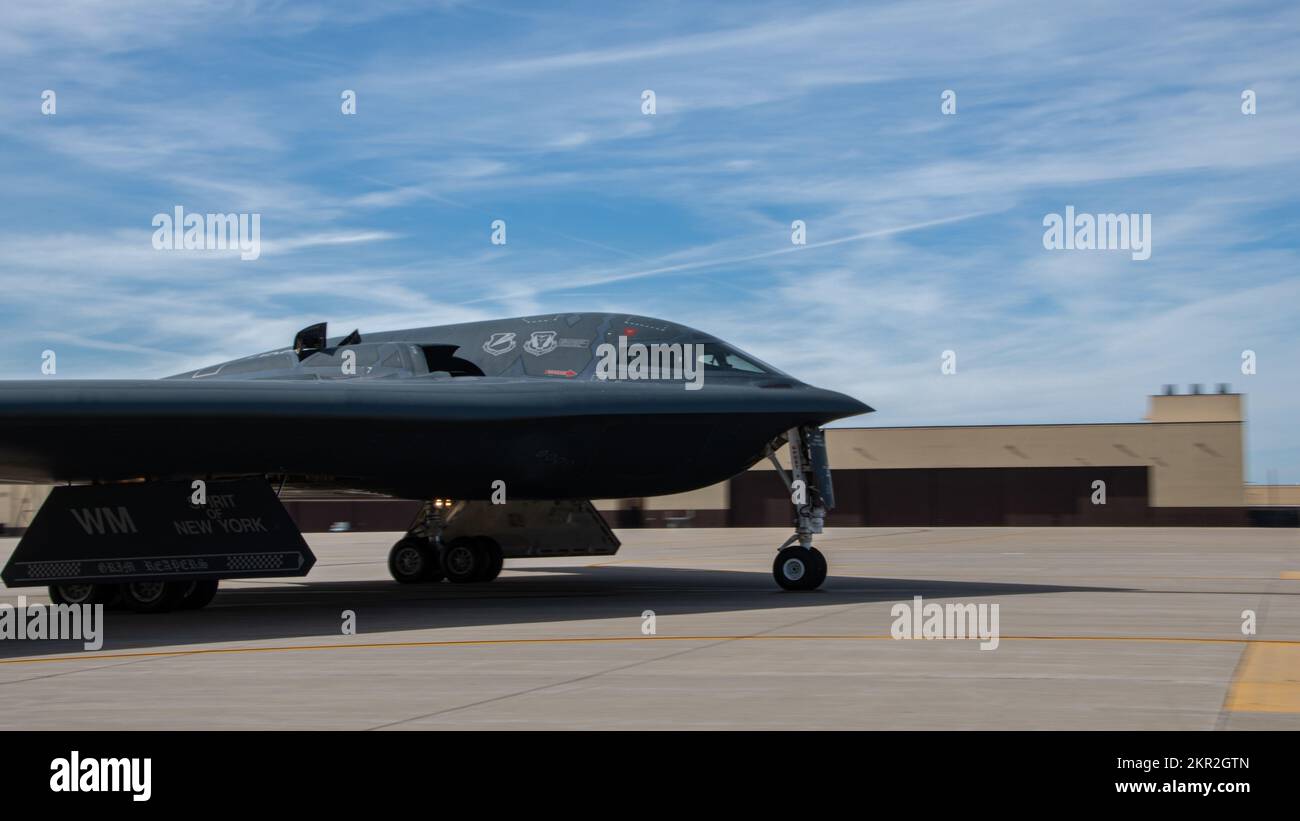 Un B-2 Spirit bombardiere stealth taxi per la pista durante l'esercizio Spirit Vigilance 23 presso Whiteman Air Force base, Missouri, 7 novembre 2022. Spirit Vigilance è un esercizio incentrato sull'aumento della preparazione degli Airmen che sostengono ed eseguono la missione di bombardiere furtivo B-2 Spirit. (STATI UNITI Foto della Guardia Nazionale aerea di Airman 1st Classe Phoenix Lietch) Foto Stock