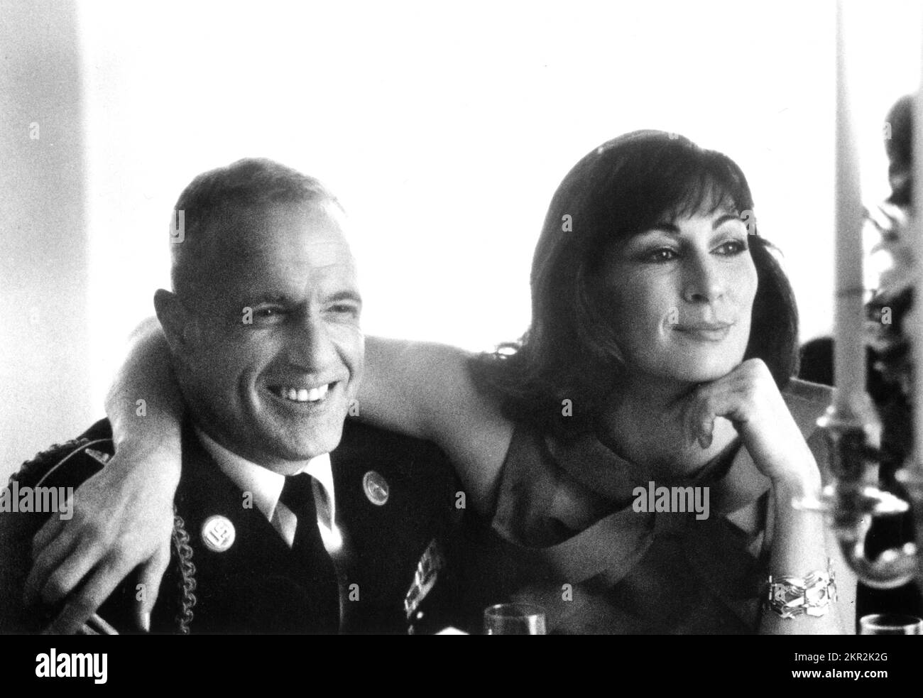 James Caan, Anjelica Huston, on-set of the Film, 'Gardens of Stone', Tri-Star Pictures, 1987 Foto Stock