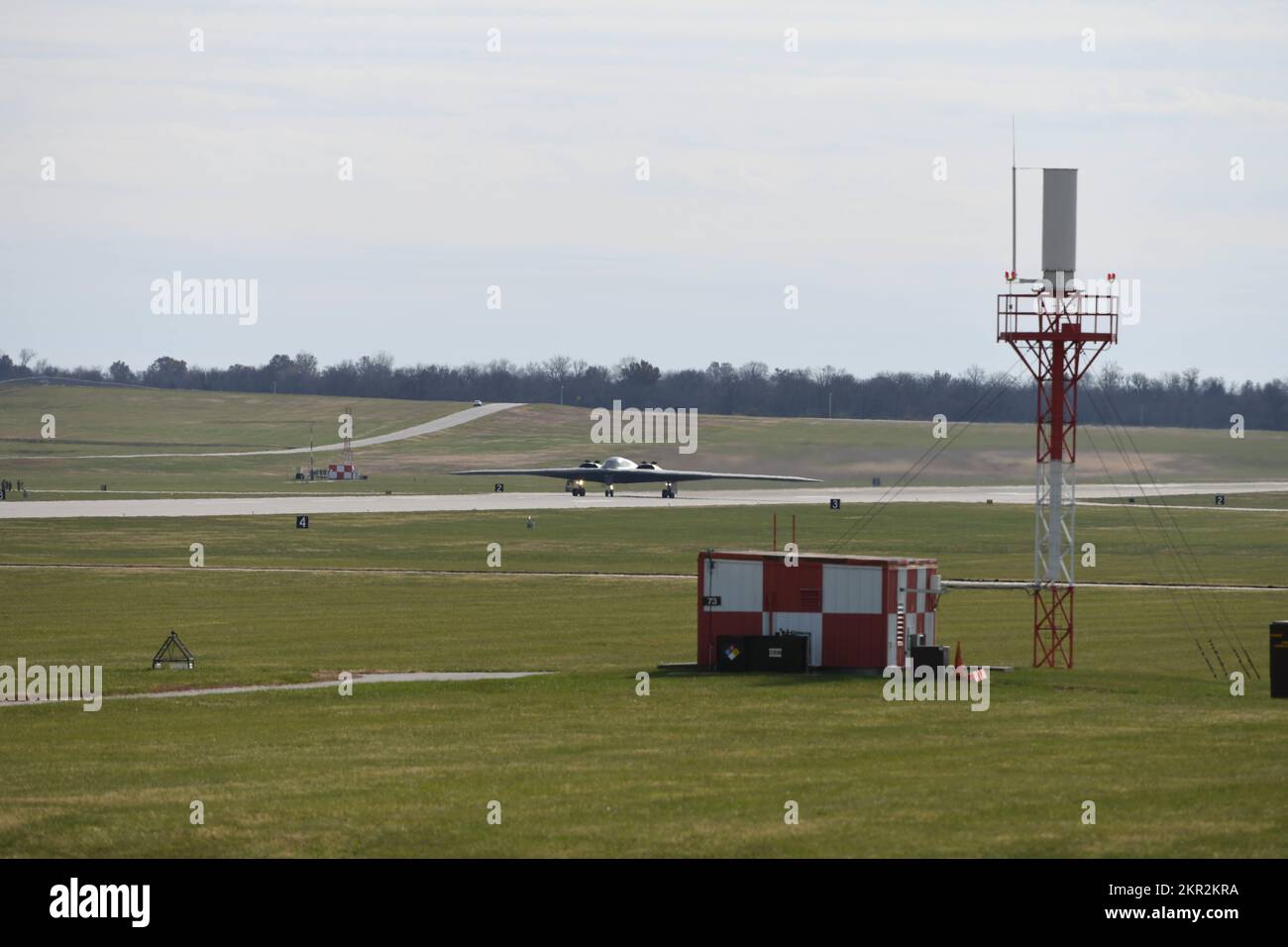 Un bombardiere stealth B-2 Spirit assegnato ai taxi della Bomb Wing 509th lungo la pista della Whiteman Air Force base, Missouri, 7 novembre 2022. Il B-2 ha partecipato a Spirit Vigilance, un esercizio di allenamento di routine progettato per testare la disponibilità dell’ala a condurre operazioni di deterrenza e combattimento. (STATI UNITI Air Force foto di Airman 1st Classe Hailey Farrell) Foto Stock